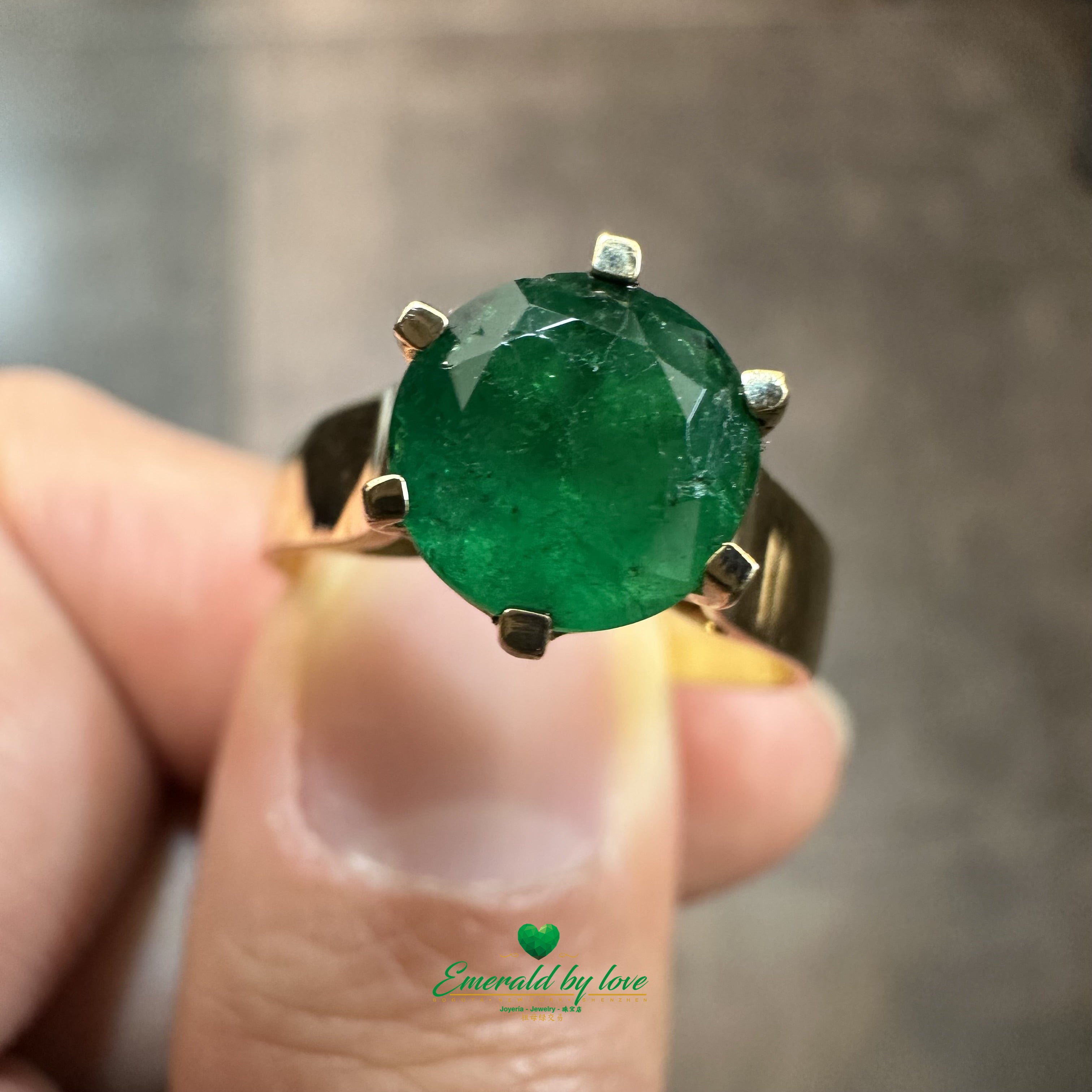 Spectacular Engagement Ring with 1.88 ct Round Central Emerald