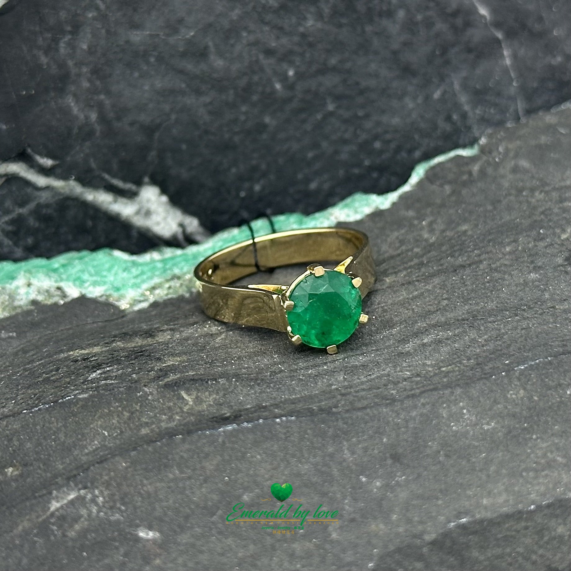 Spectacular Engagement Ring with 1.88 ct Round Central Emerald