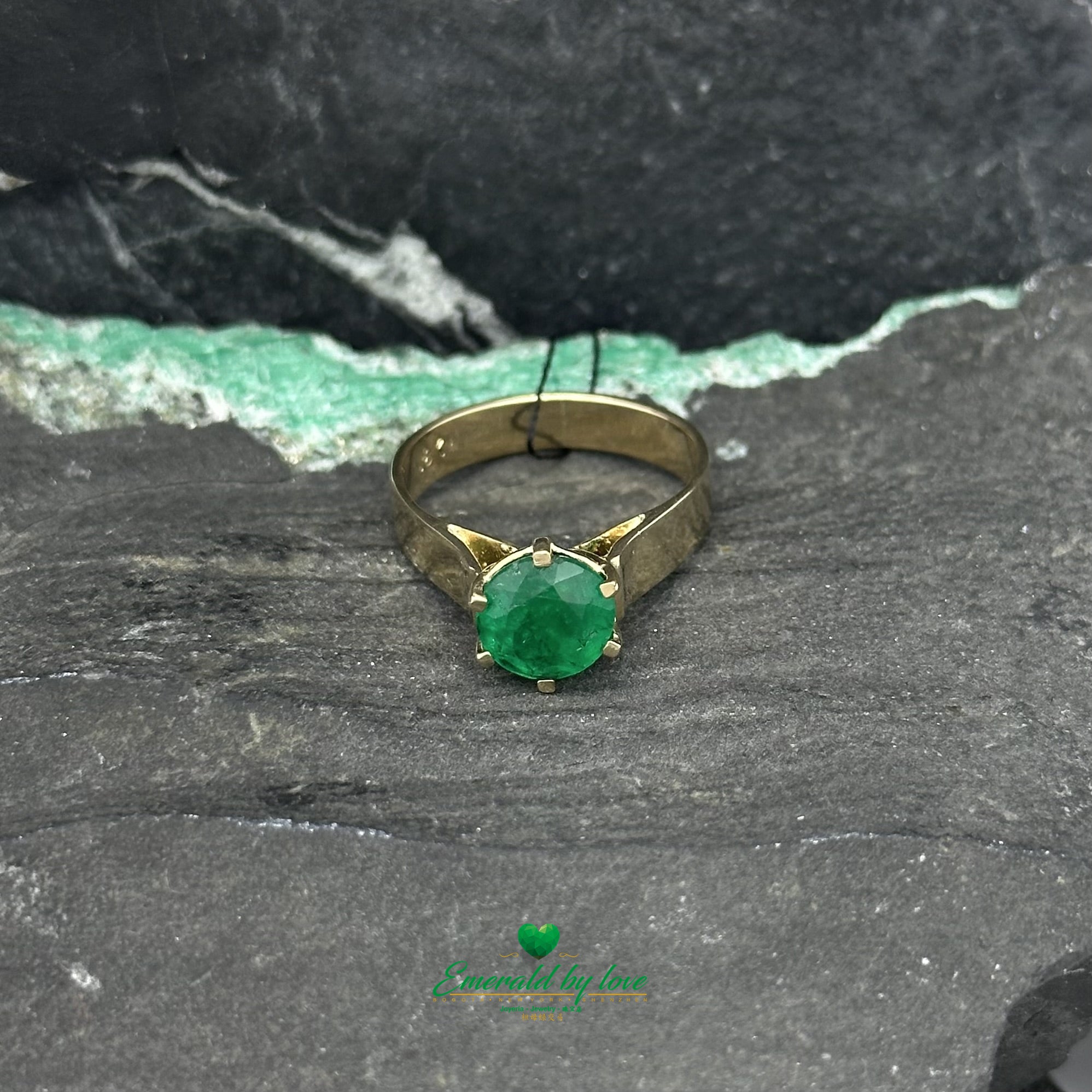 Spectacular Engagement Ring with 1.88 ct Round Central Emerald