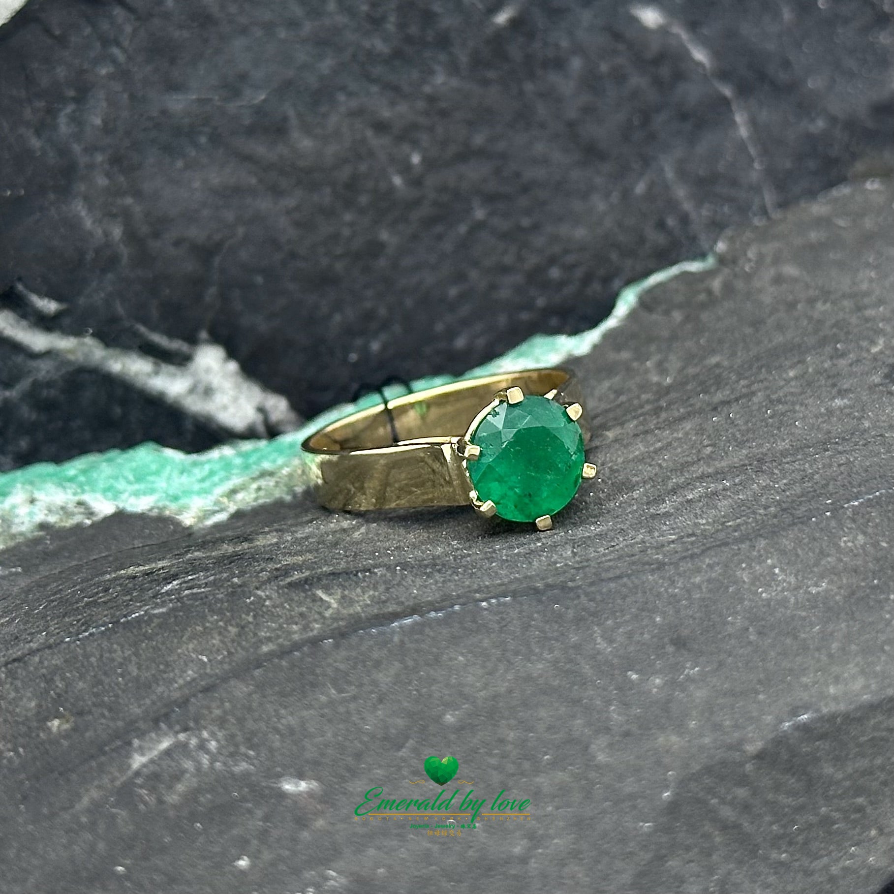 Spectacular Engagement Ring with 1.88 ct Round Central Emerald