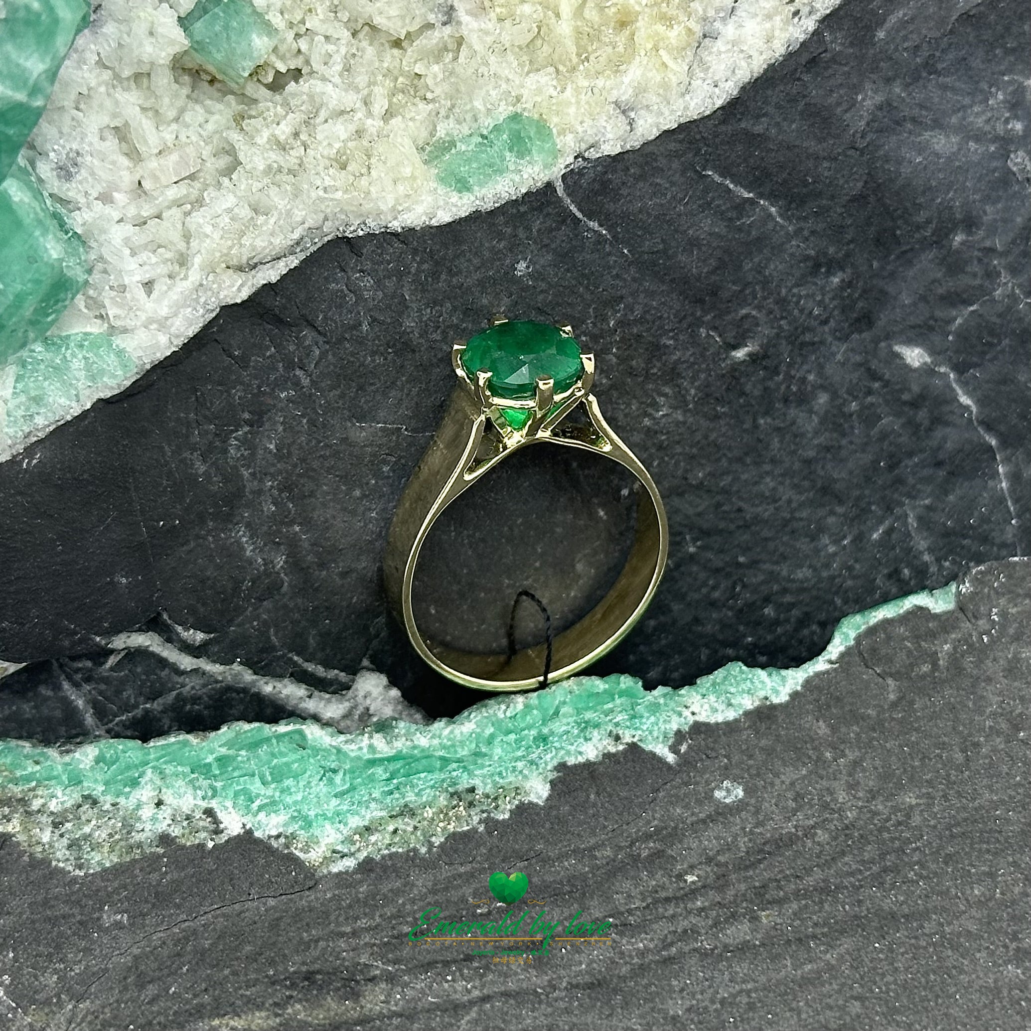 Spectacular Engagement Ring with 1.88 ct Round Central Emerald