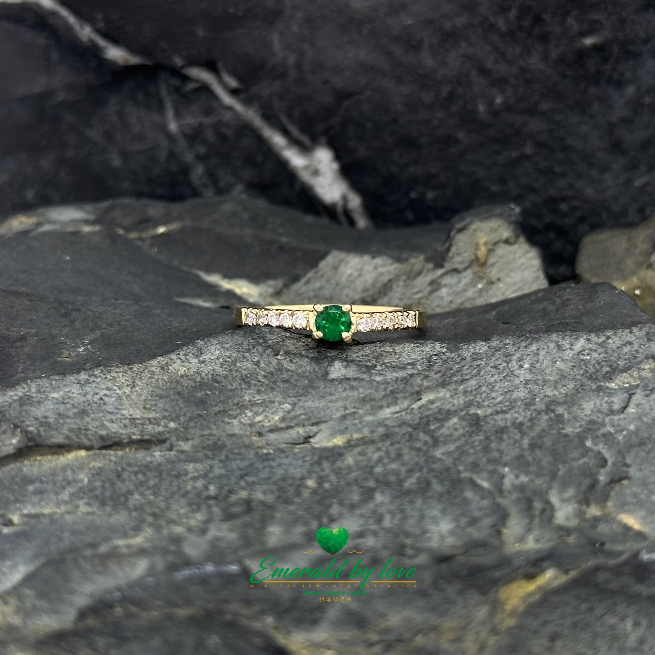 Delicate Ring with Round Emerald and Diamond-Encrusted Band