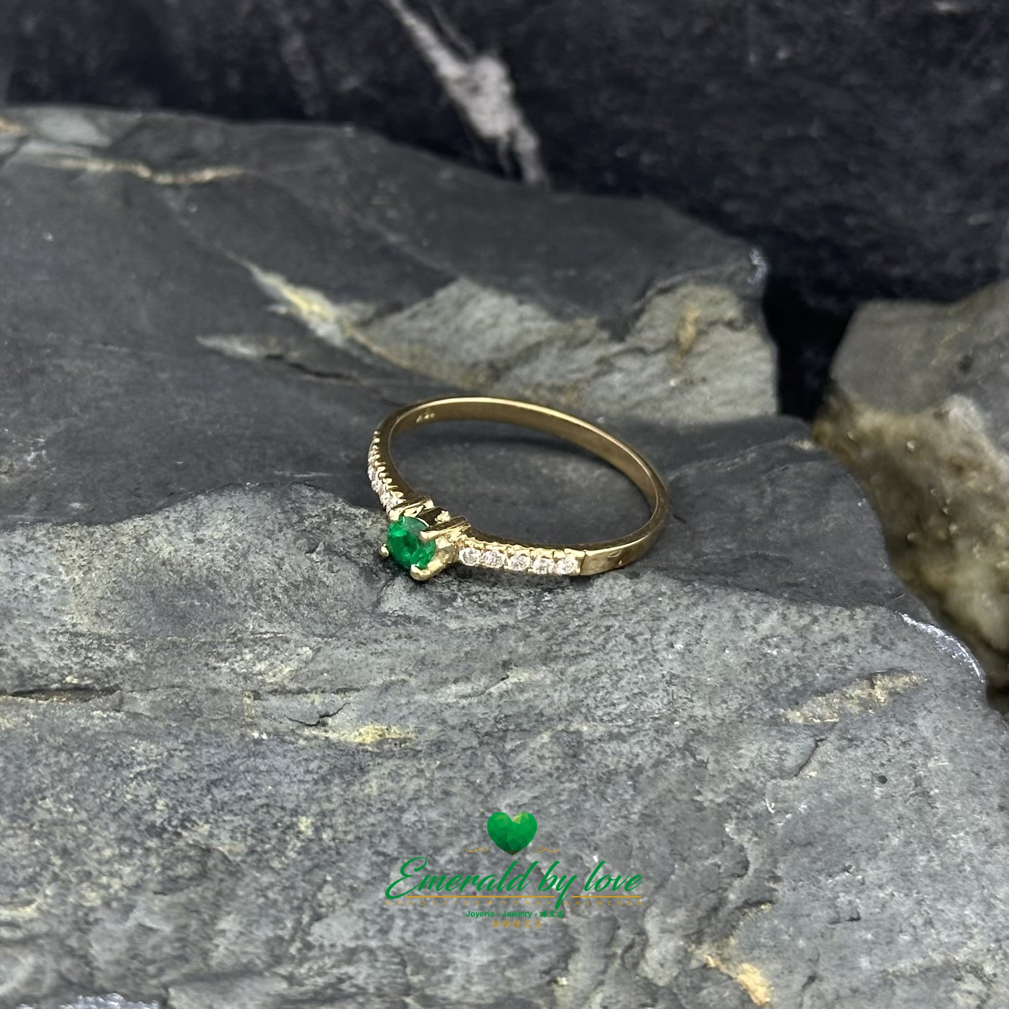 Delicate Ring with Round Emerald and Diamond-Encrusted Band