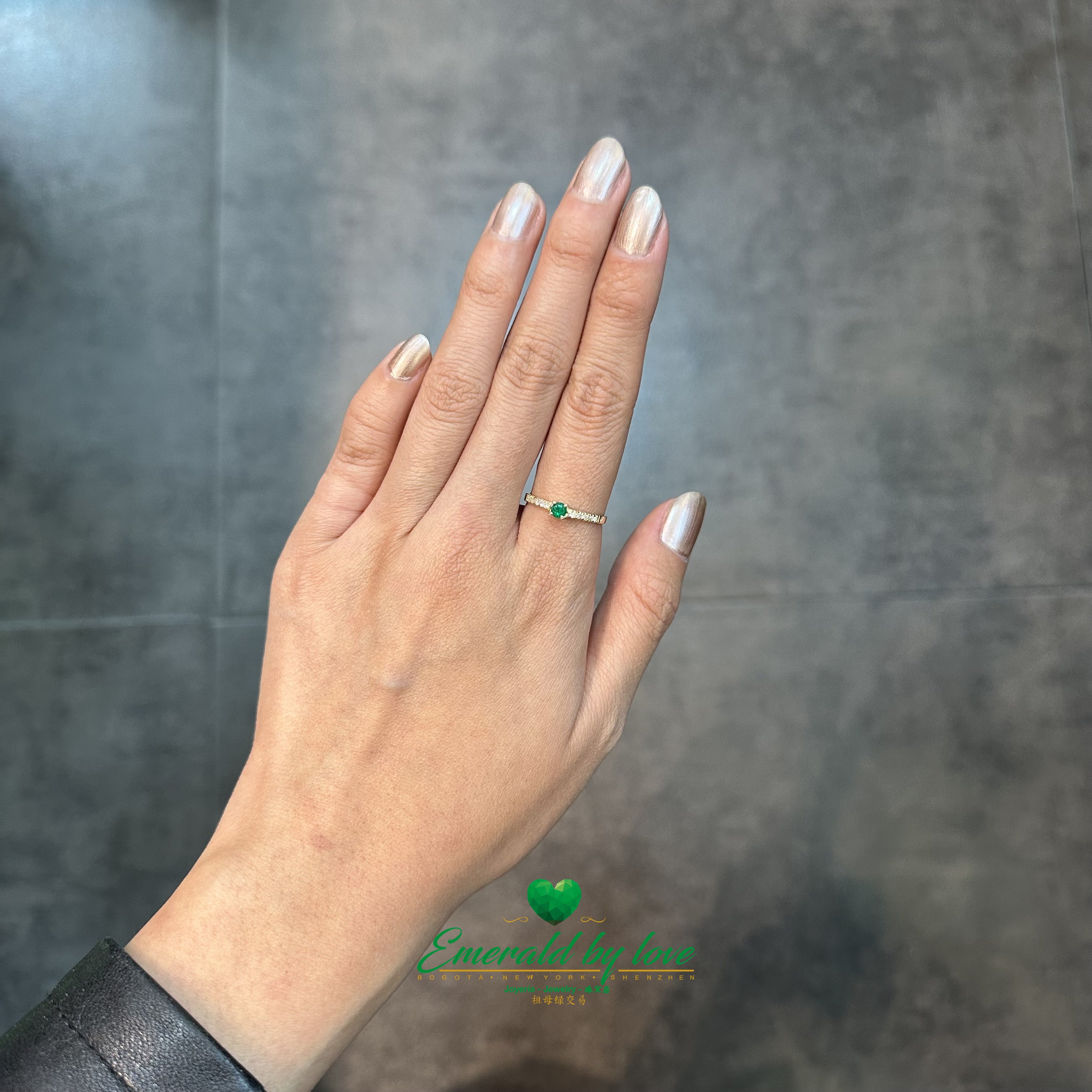 Delicate Ring with Round Emerald and Diamond-Encrusted Band