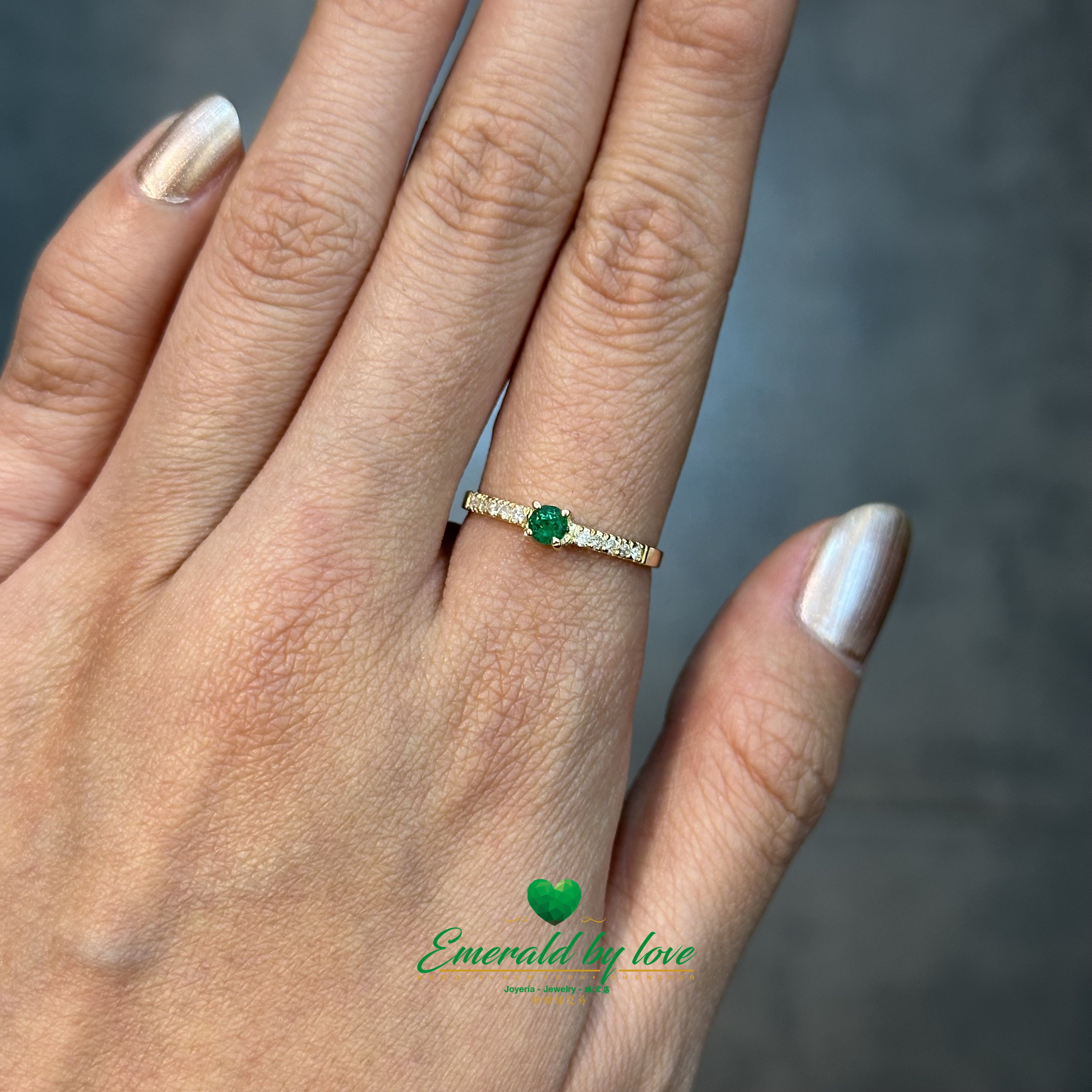 Delicate Ring with Round Emerald and Diamond-Encrusted Band