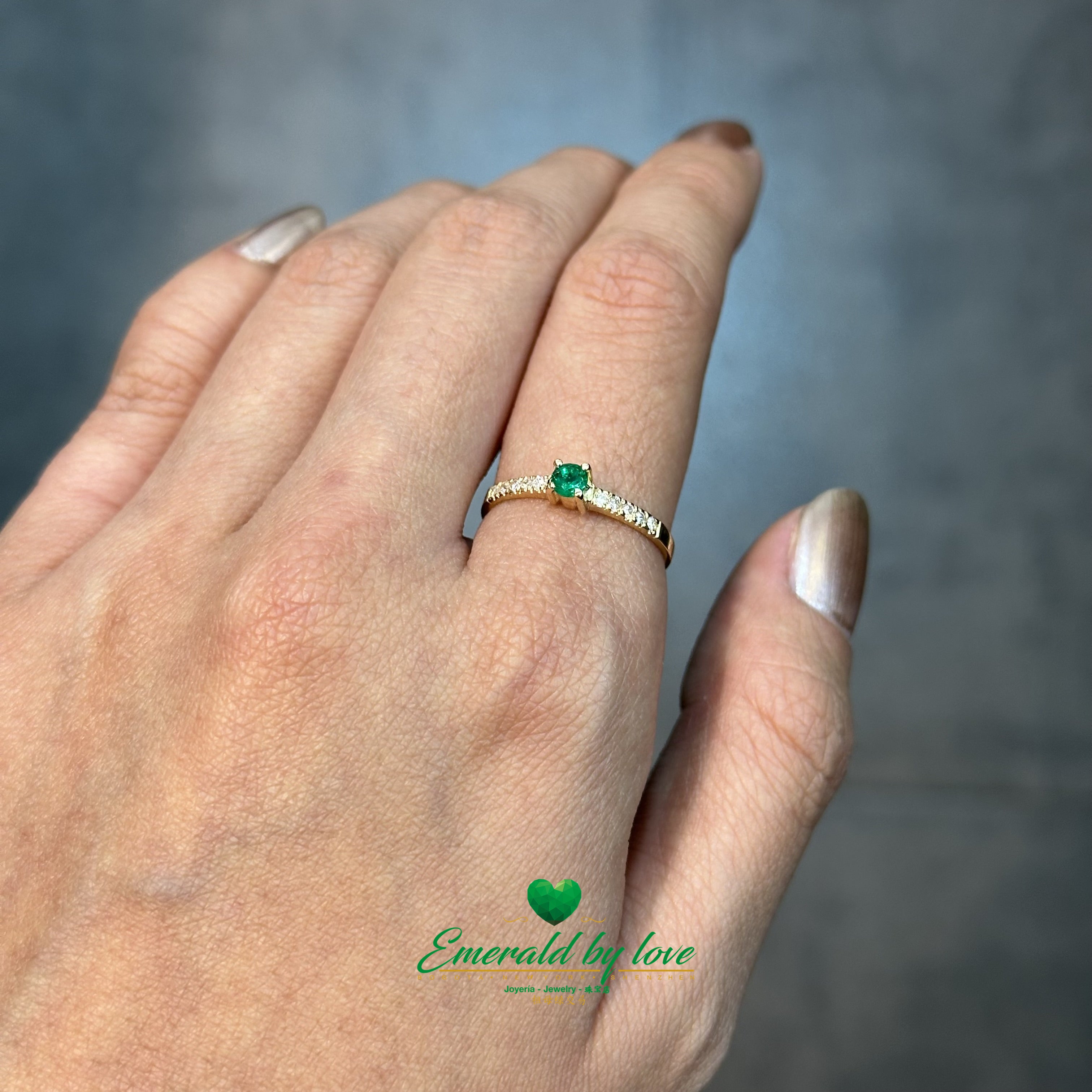 Delicate Ring with Round Emerald and Diamond-Encrusted Band