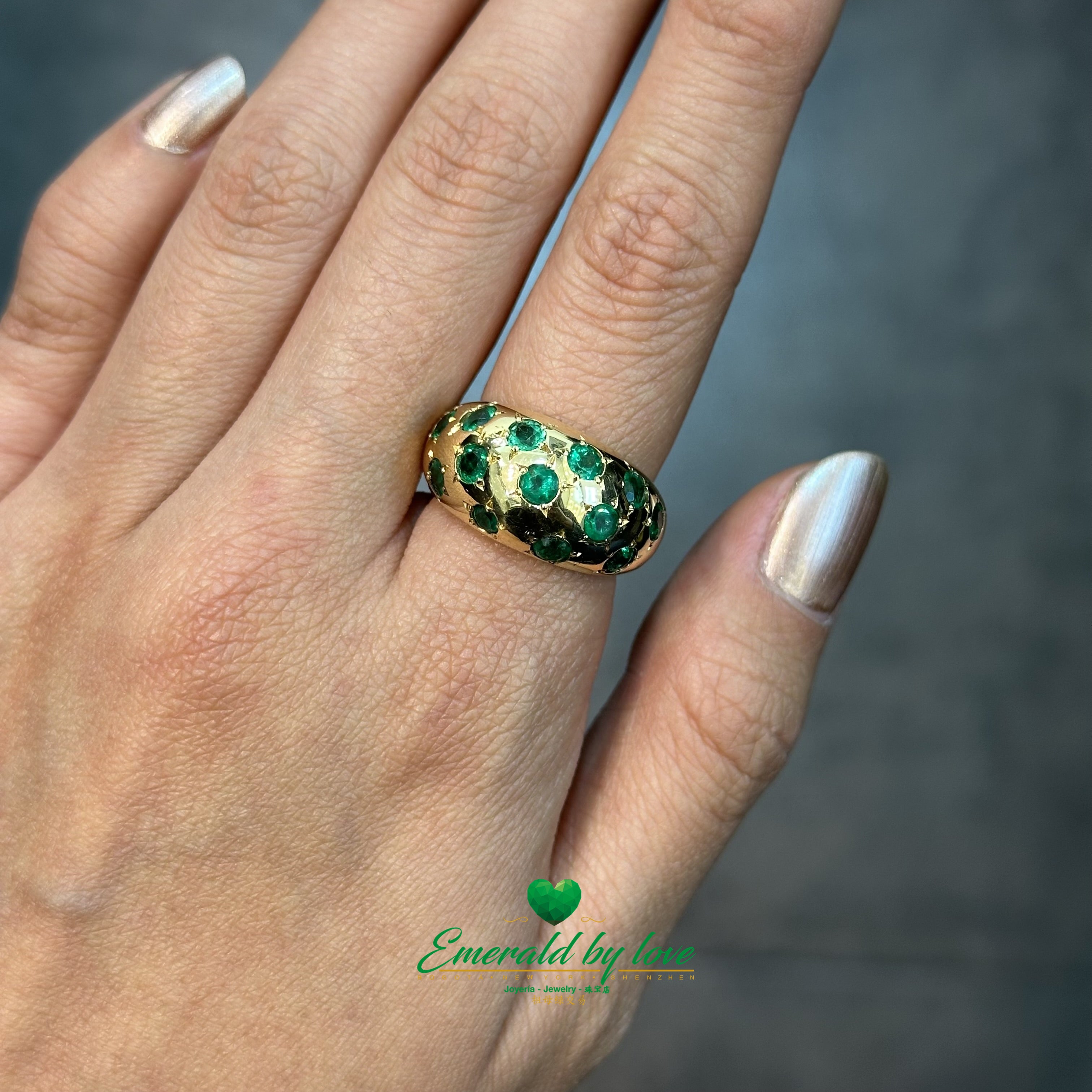 Unisex Wide Band Ring with Inlaid Round Emeralds