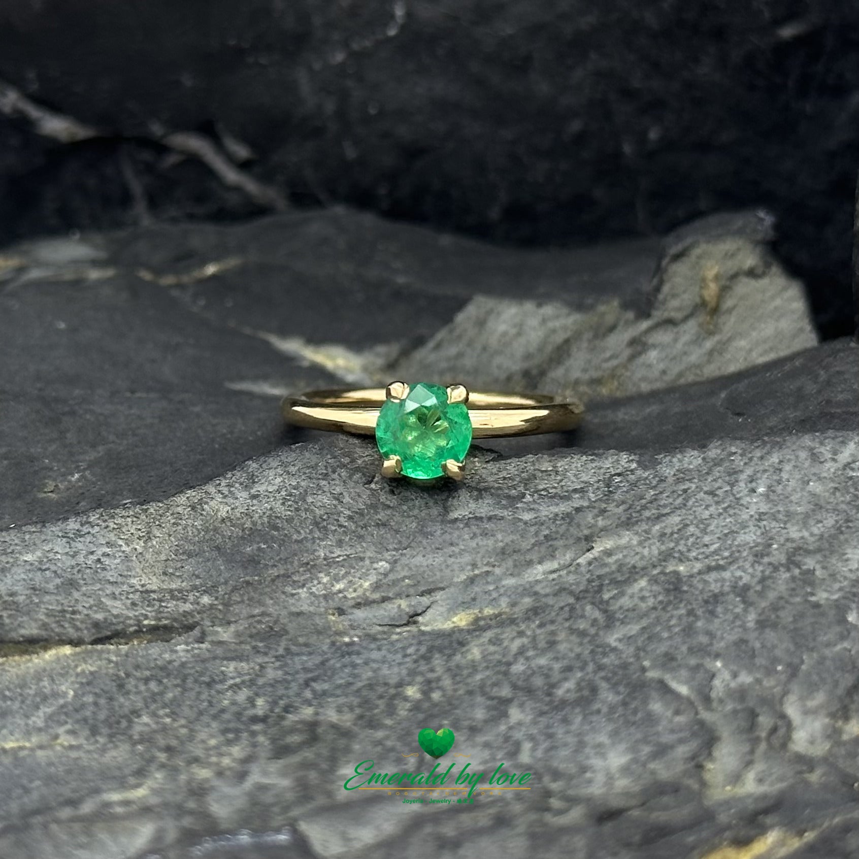 18K Yellow Gold Solitaire Ring with Intense Green Round Emerald