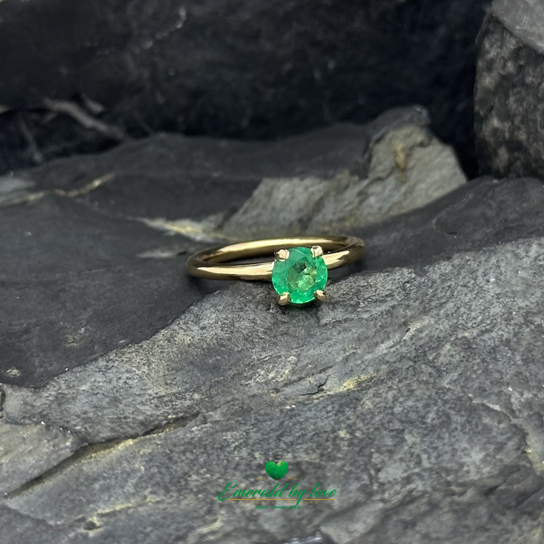 18K Yellow Gold Solitaire Ring with Intense Green Round Emerald