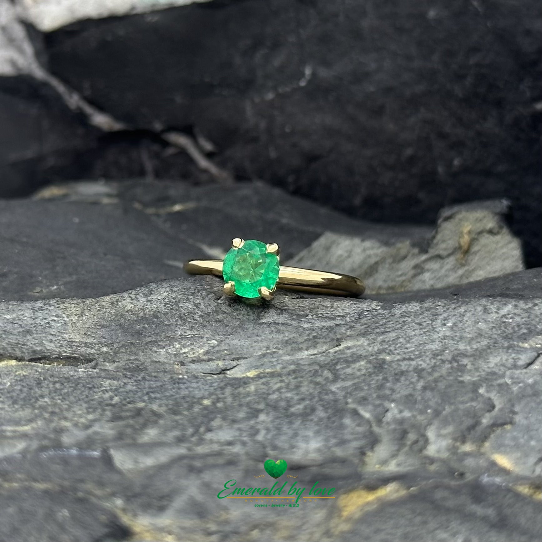 18K Yellow Gold Solitaire Ring with Intense Green Round Emerald