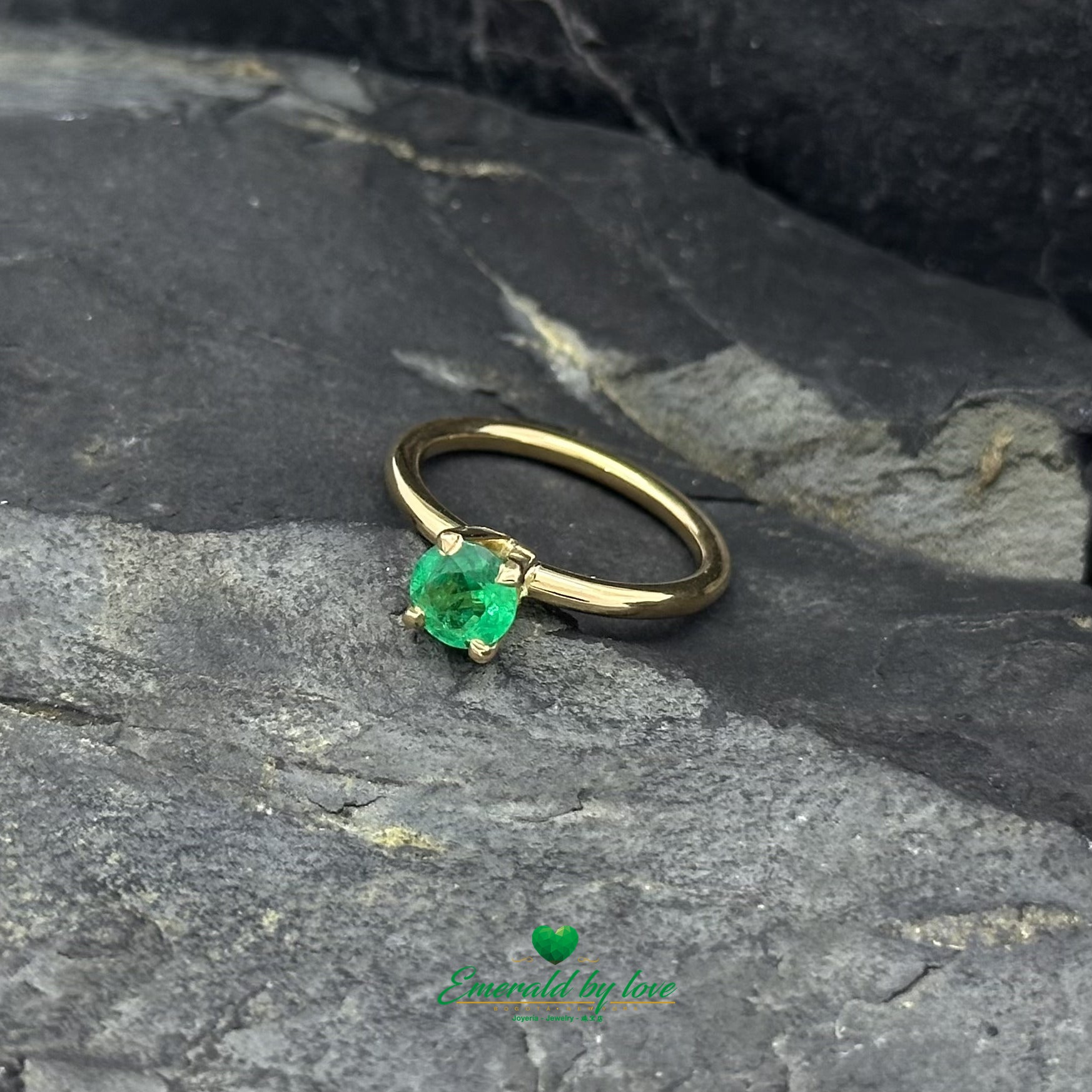 18K Yellow Gold Solitaire Ring with Intense Green Round Emerald