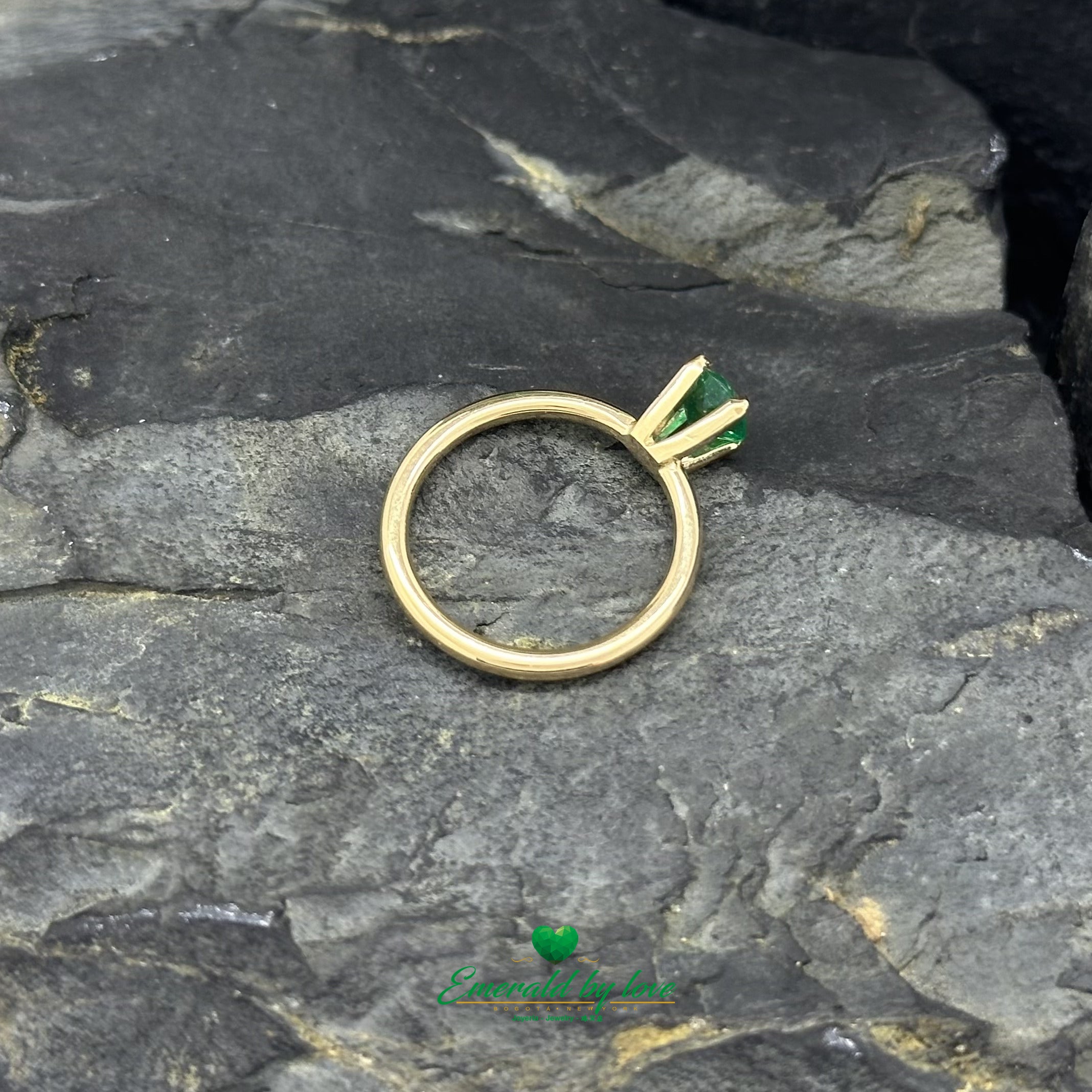 18K Yellow Gold Solitaire Ring with Intense Green Round Emerald