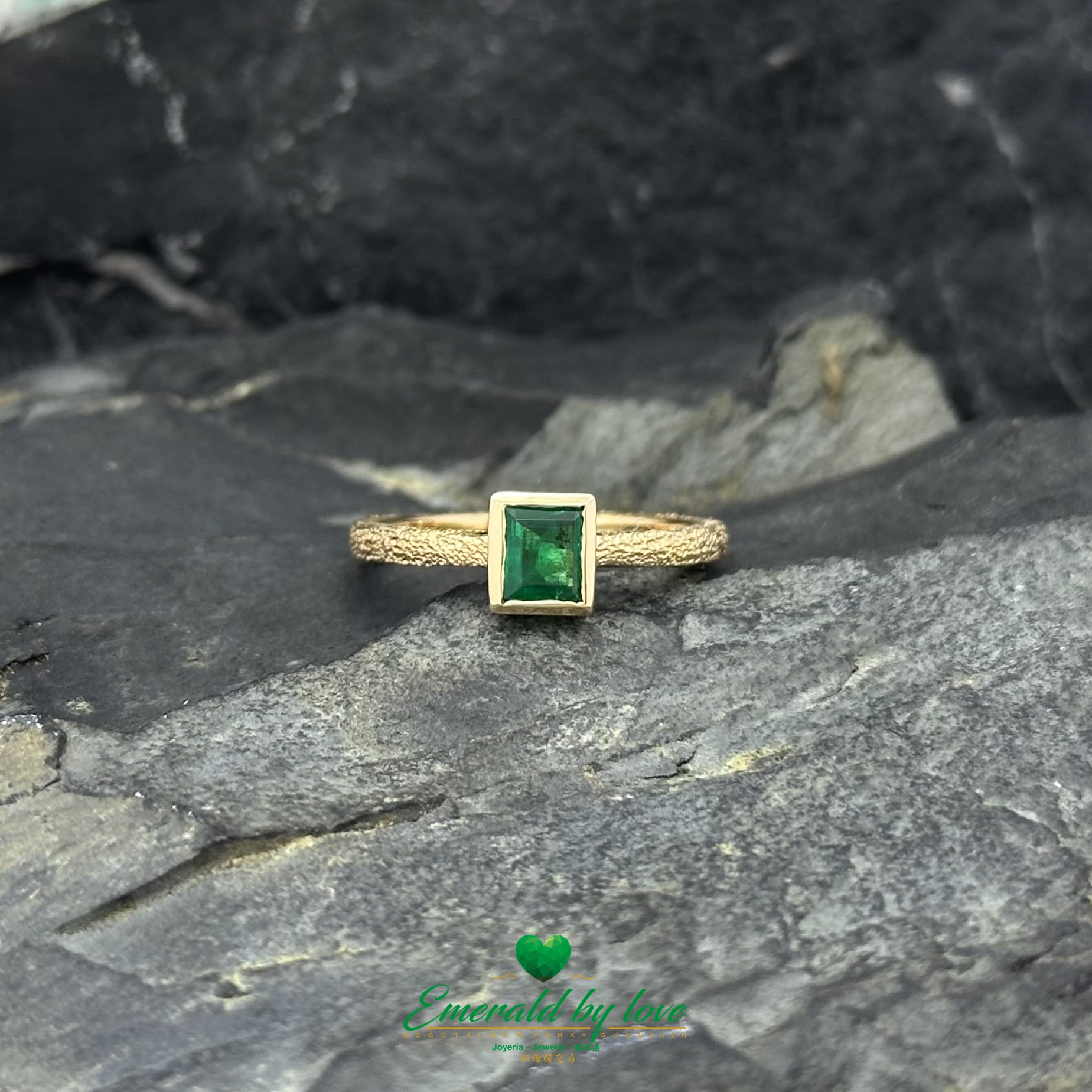 Yellow Gold Ring with 0.34 ct Baguette Emerald - Antique Style Textured Band