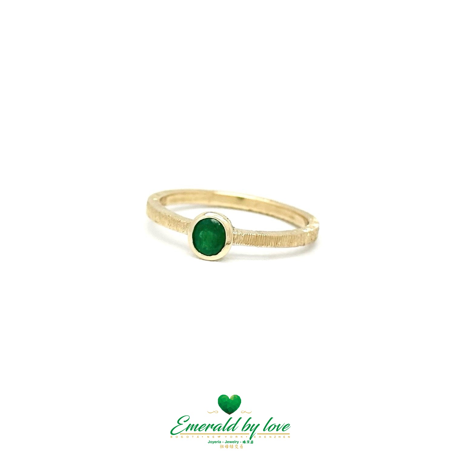 Gold Round Emerald Ring 0.24 ct with Textured Vintage-Style Band