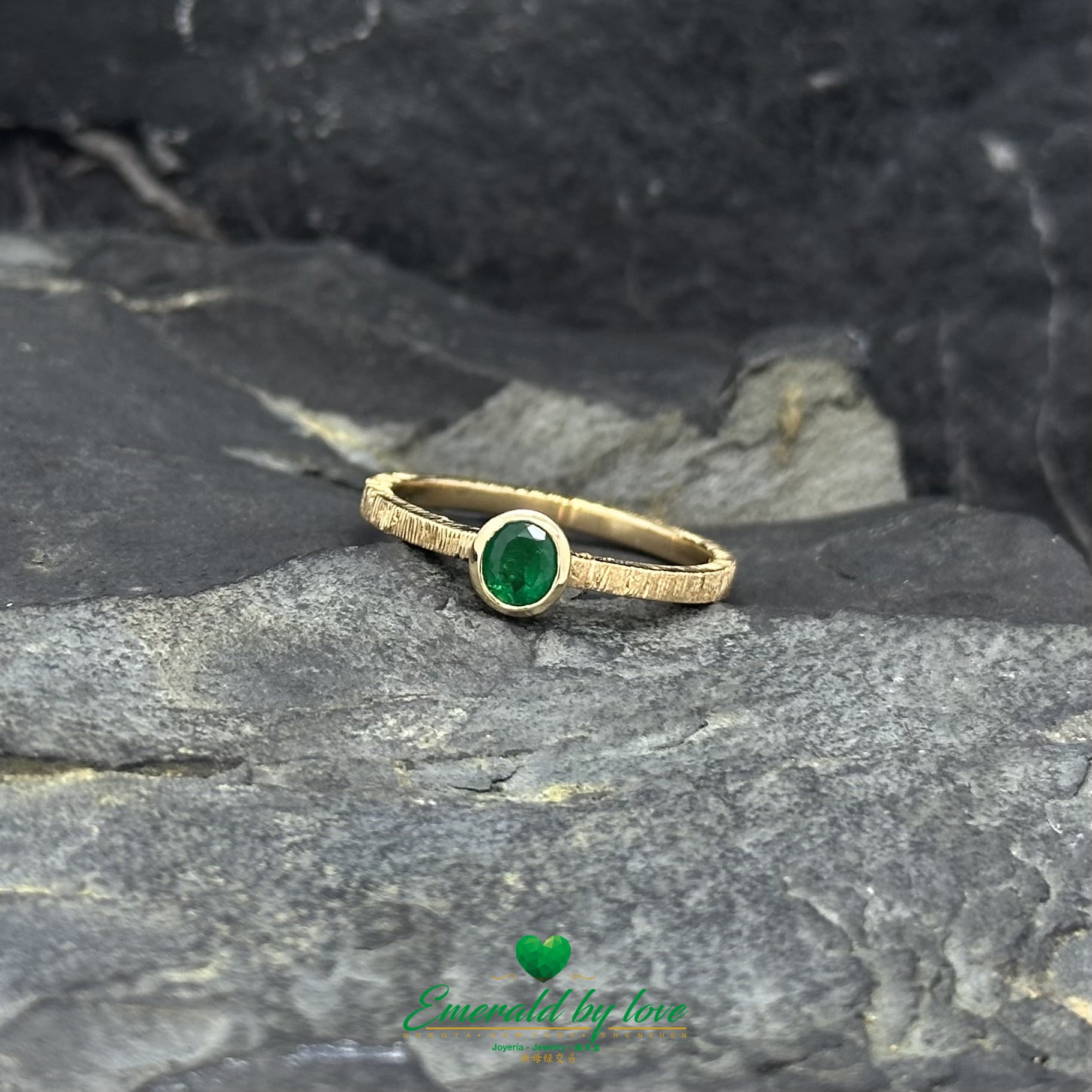 Gold Round Emerald Ring 0.24 ct with Textured Vintage-Style Band