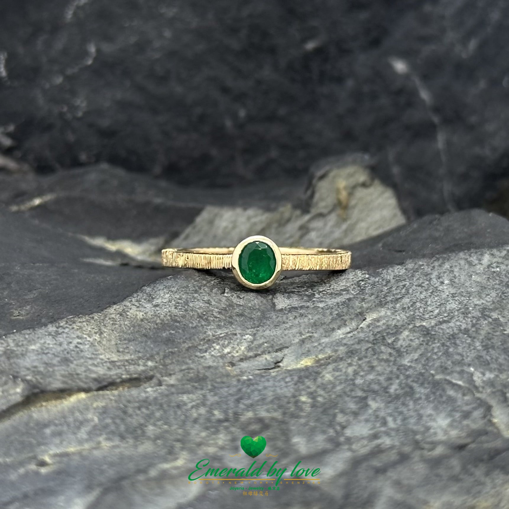 Gold Round Emerald Ring 0.24 ct with Textured Vintage-Style Band