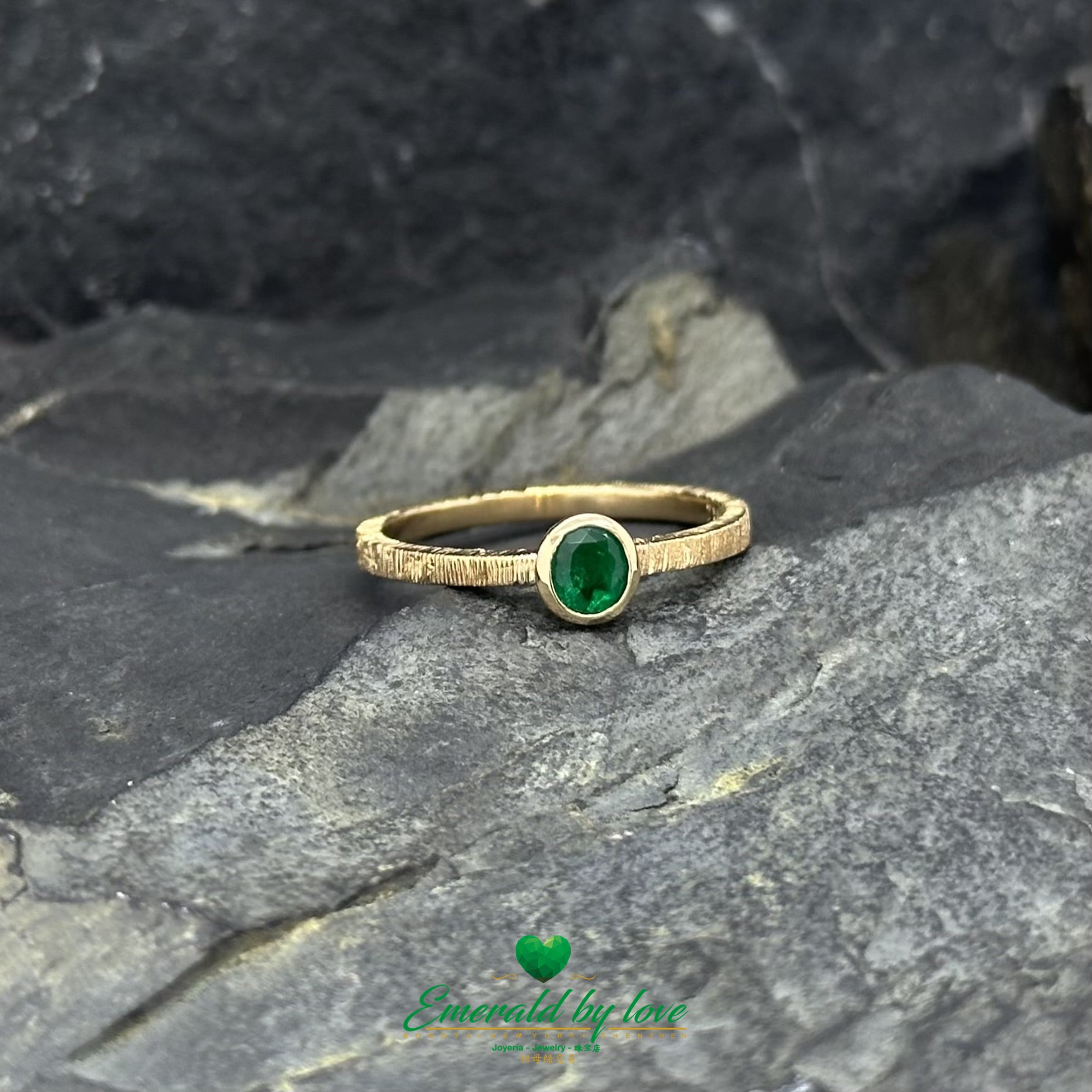 Gold Round Emerald Ring 0.24 ct with Textured Vintage-Style Band