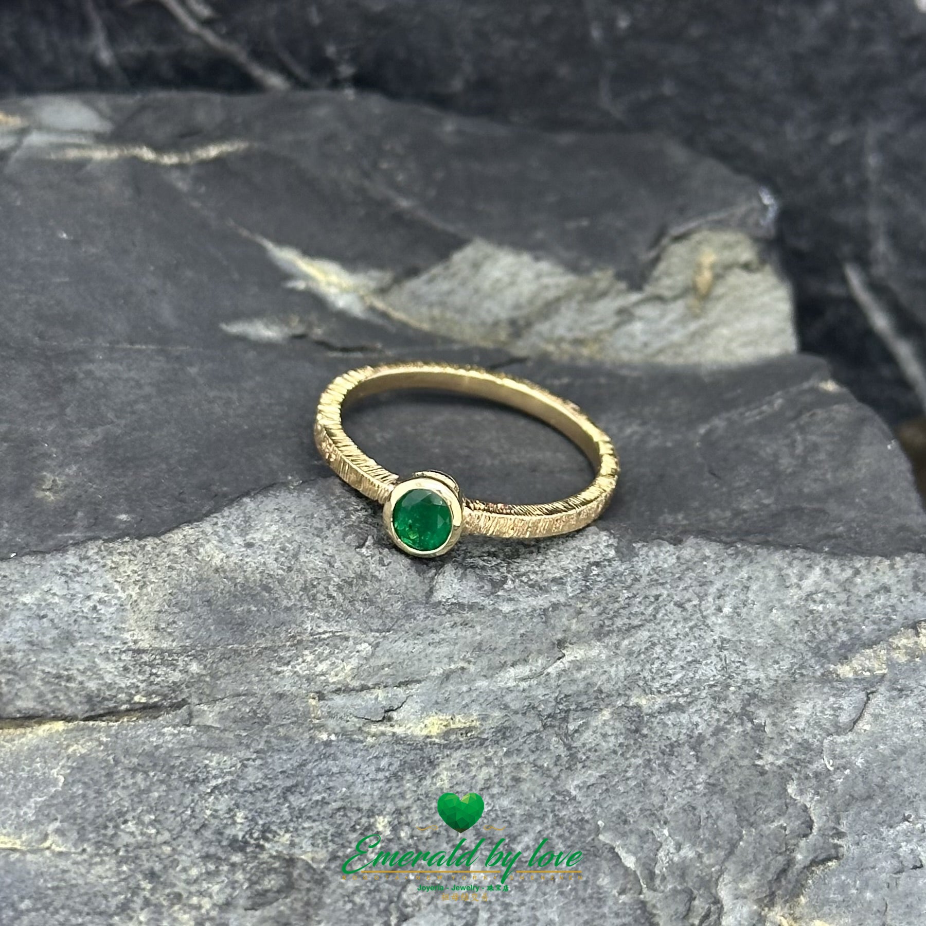 Gold Round Emerald Ring 0.24 ct with Textured Vintage-Style Band