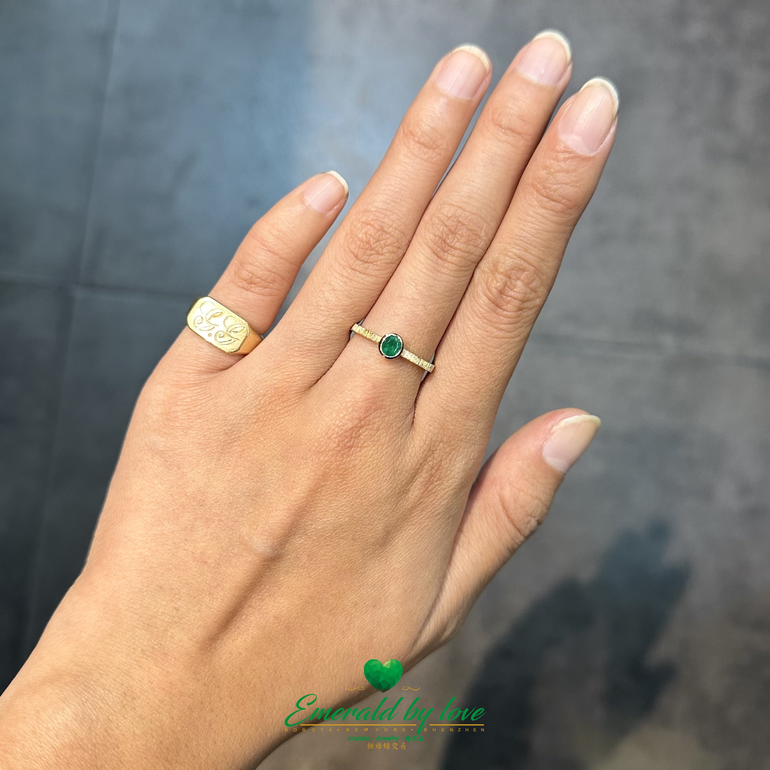 Gold Round Emerald Ring 0.24 ct with Textured Vintage-Style Band