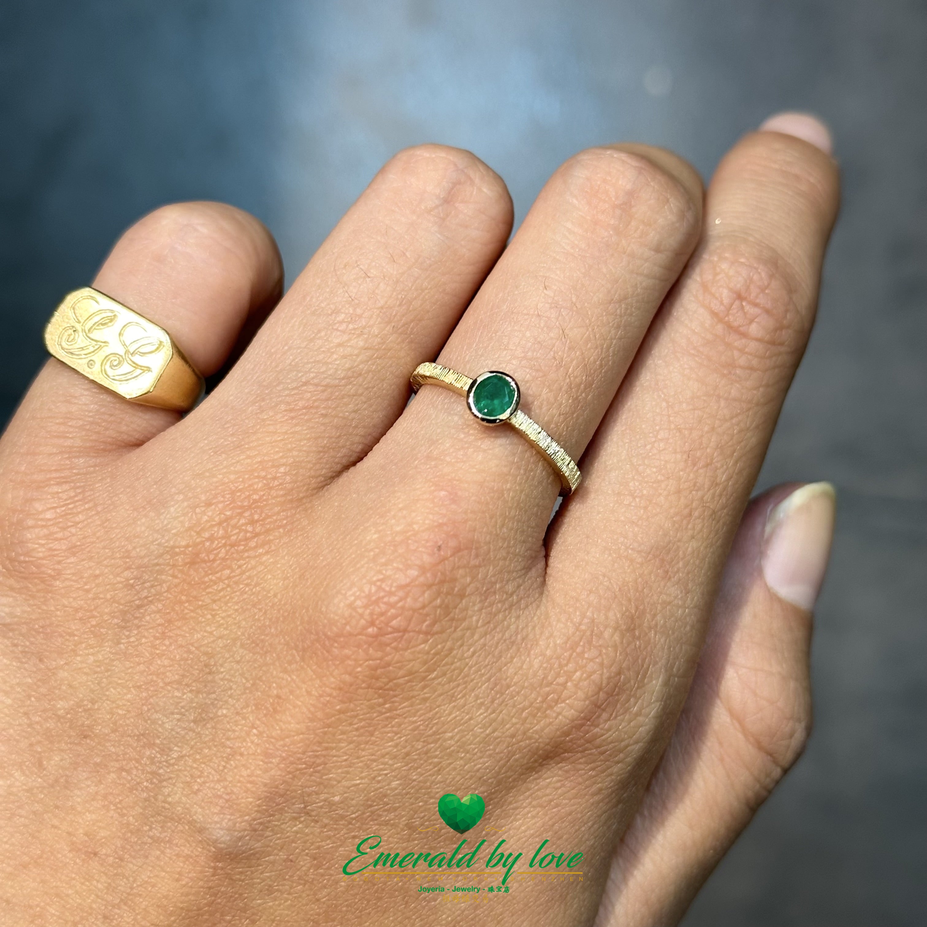 Gold Round Emerald Ring 0.24 ct with Textured Vintage-Style Band