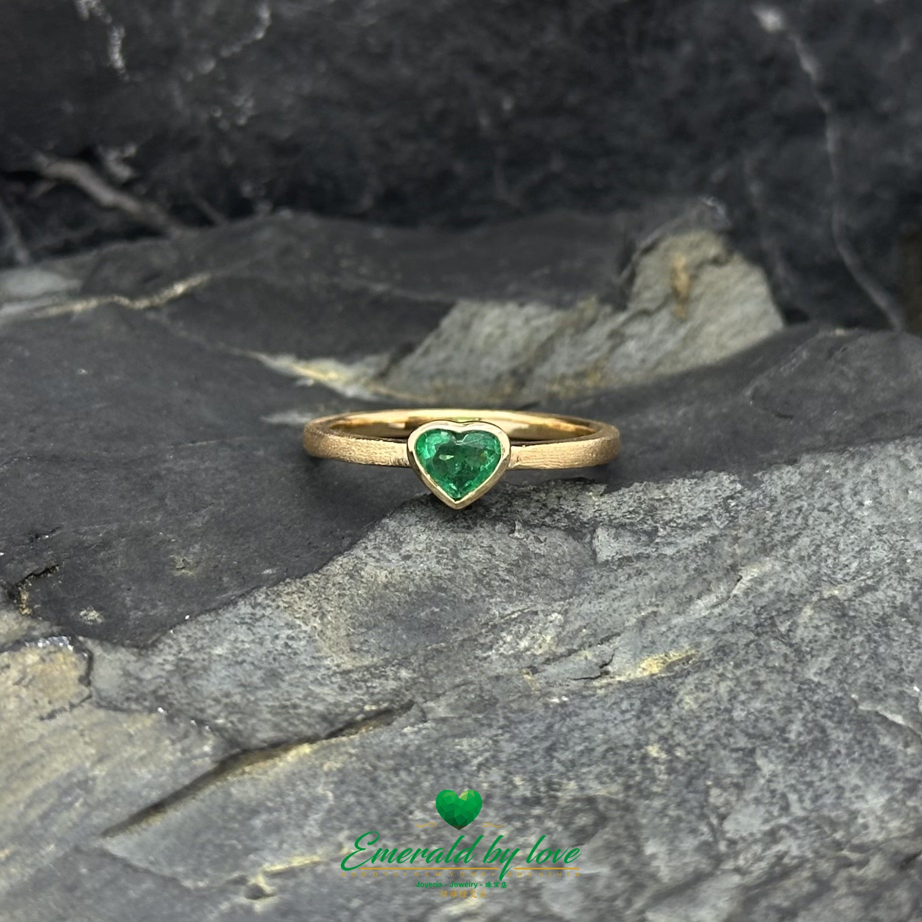 Yellow Gold Heart-Shaped Emerald Ring 0.29 ct with Textured Vintage-Style Band