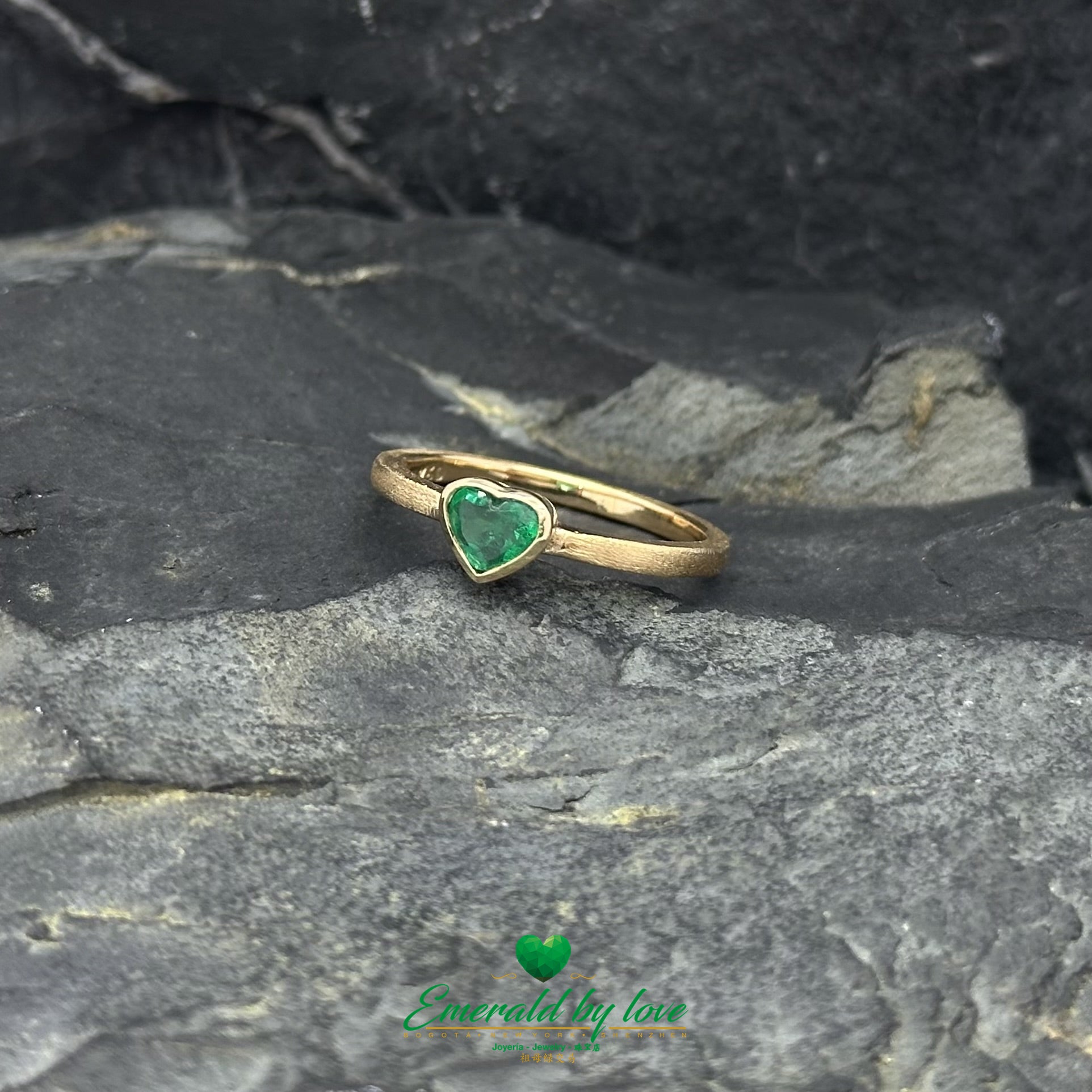 Yellow Gold Heart-Shaped Emerald Ring 0.29 ct with Textured Vintage-Style Band