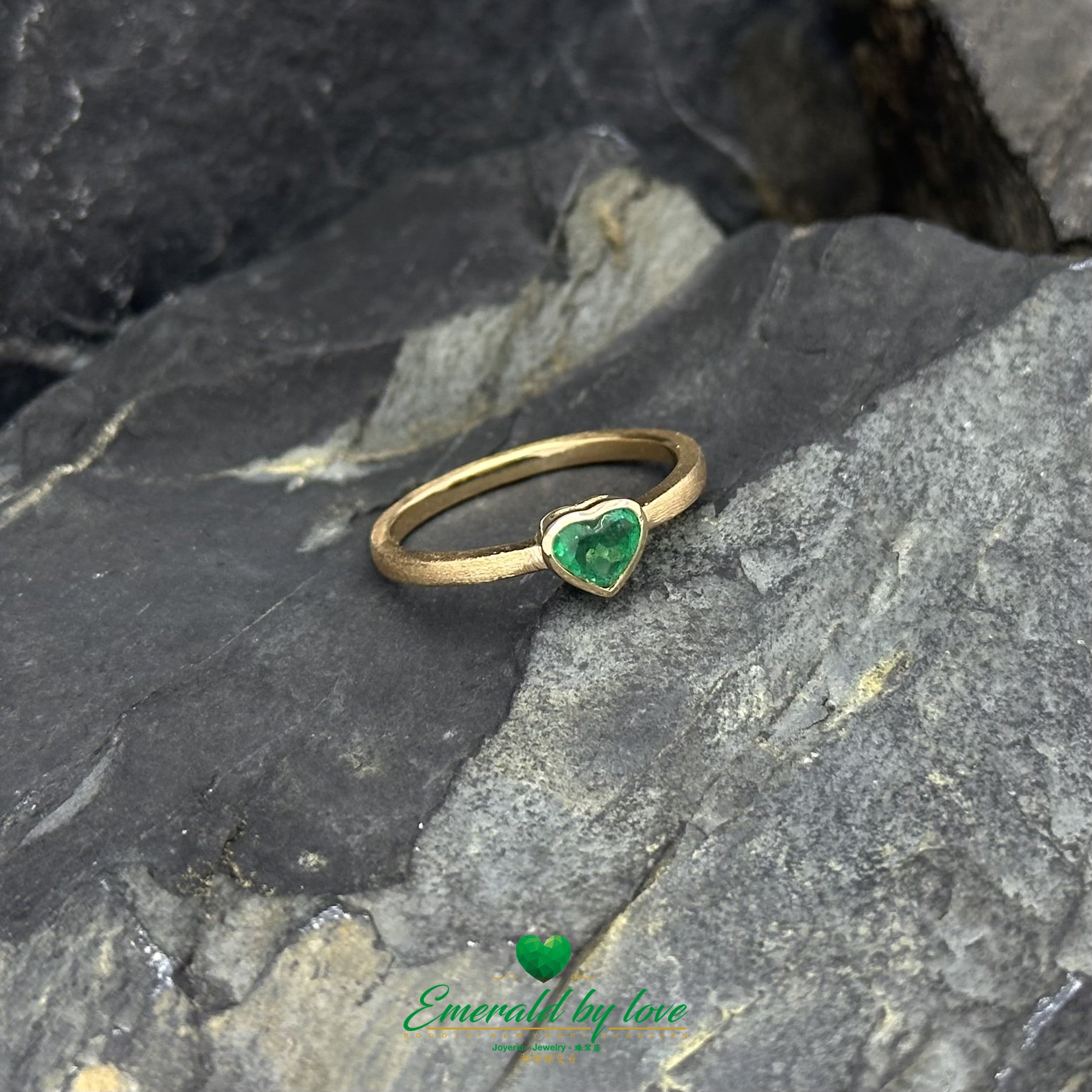 Yellow Gold Heart-Shaped Emerald Ring 0.29 ct with Textured Vintage-Style Band