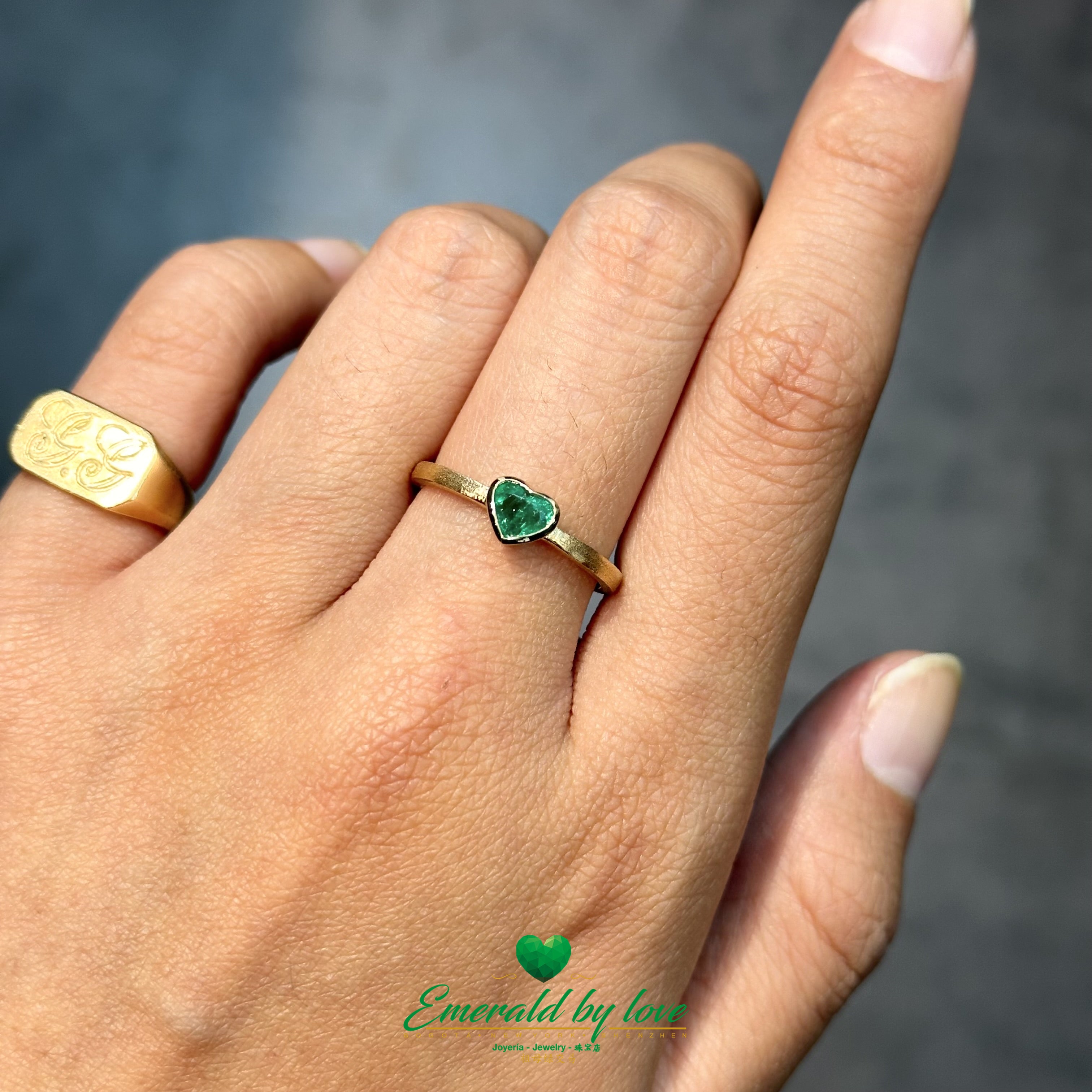 Yellow Gold Heart-Shaped Emerald Ring 0.29 ct with Textured Vintage-Style Band