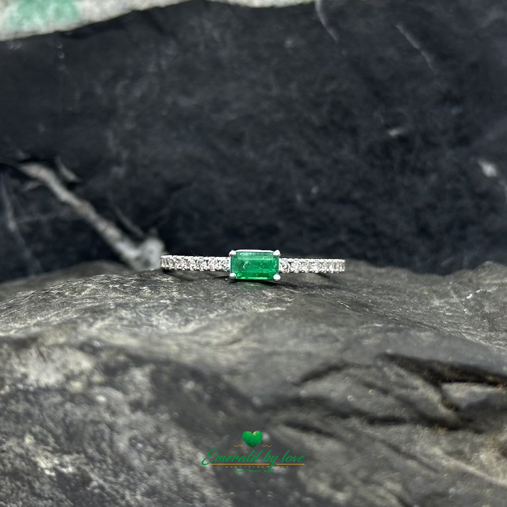 Square Colombian Emerald Ring in 18K White Gold with Brilliant Diamonds