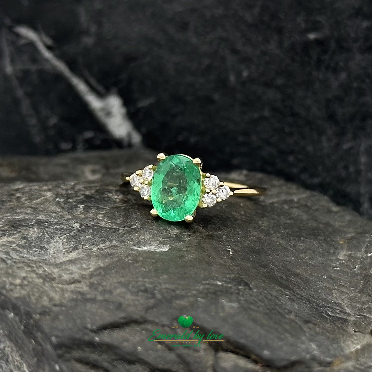 Verde Brilliance – Oval Colombian Emerald Ring Framed by Diamonds