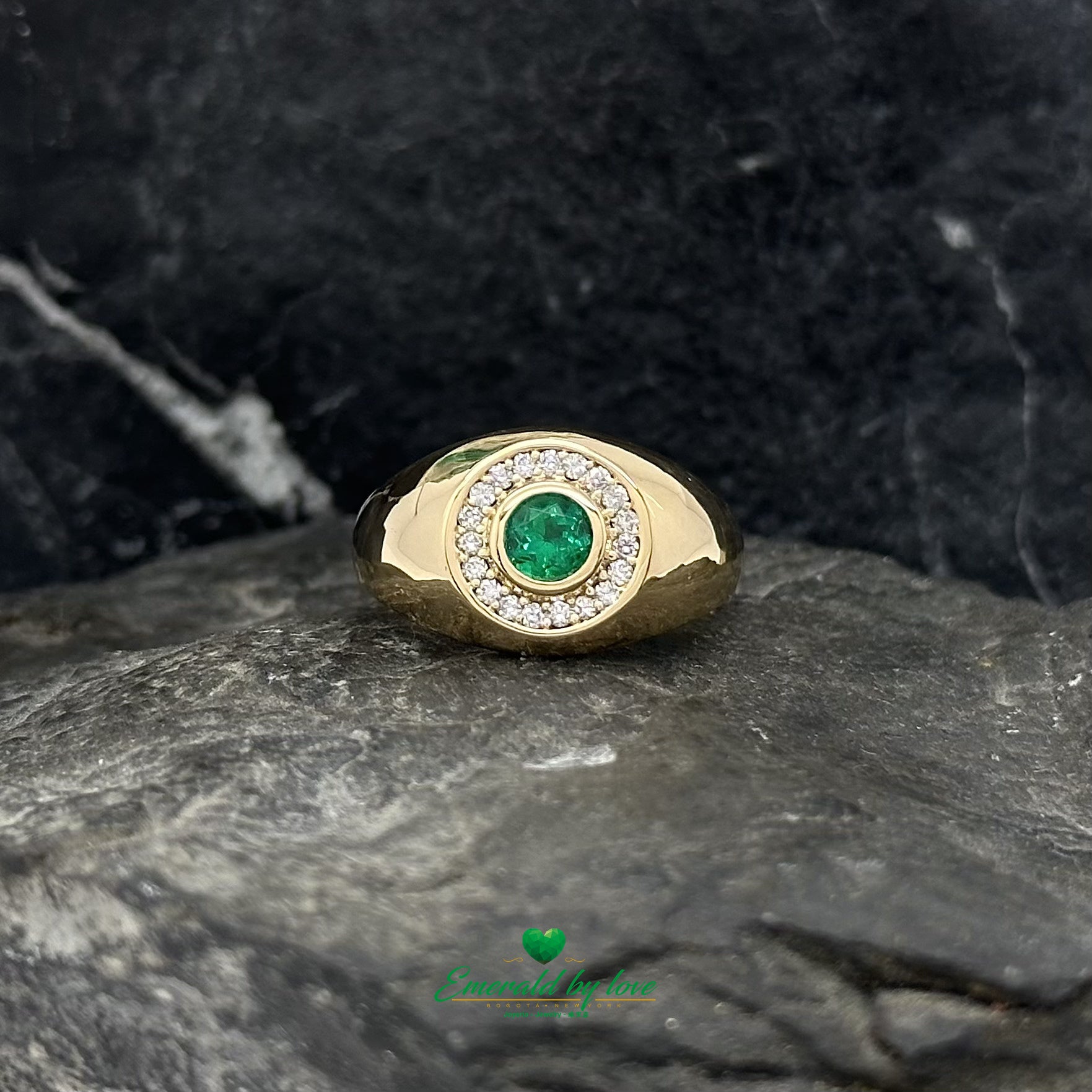 Round Elegance: Gold Ring with Colombian Emerald & Diamonds