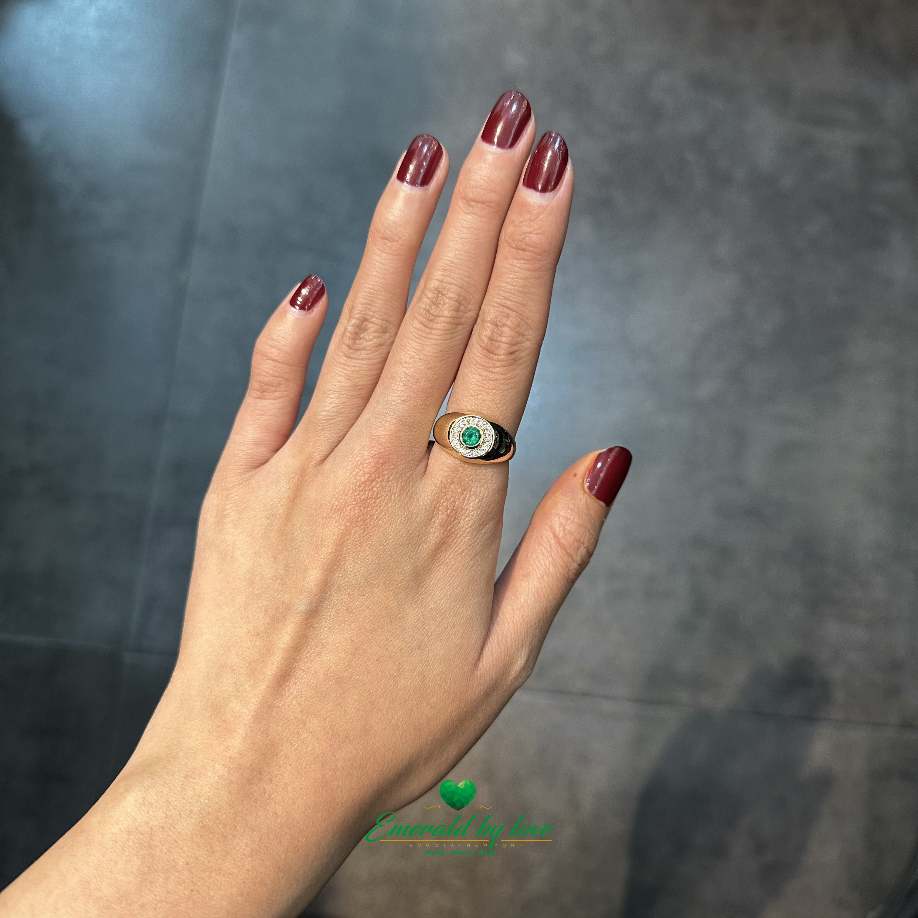 Round Elegance: Gold Ring with Colombian Emerald & Diamonds