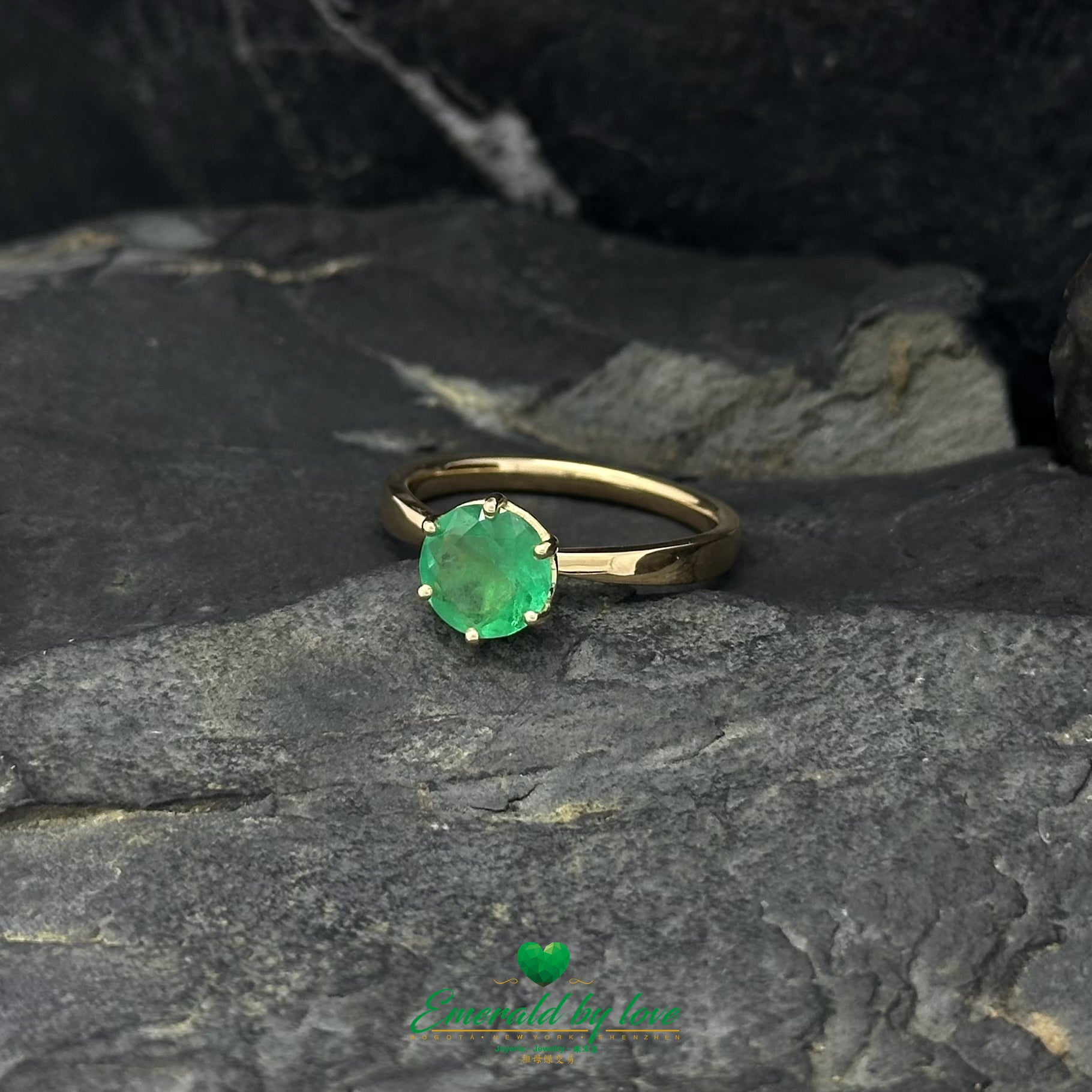 Classic Round Emerald Engagement Ring in 18K Yellow Gold with Prong Setting