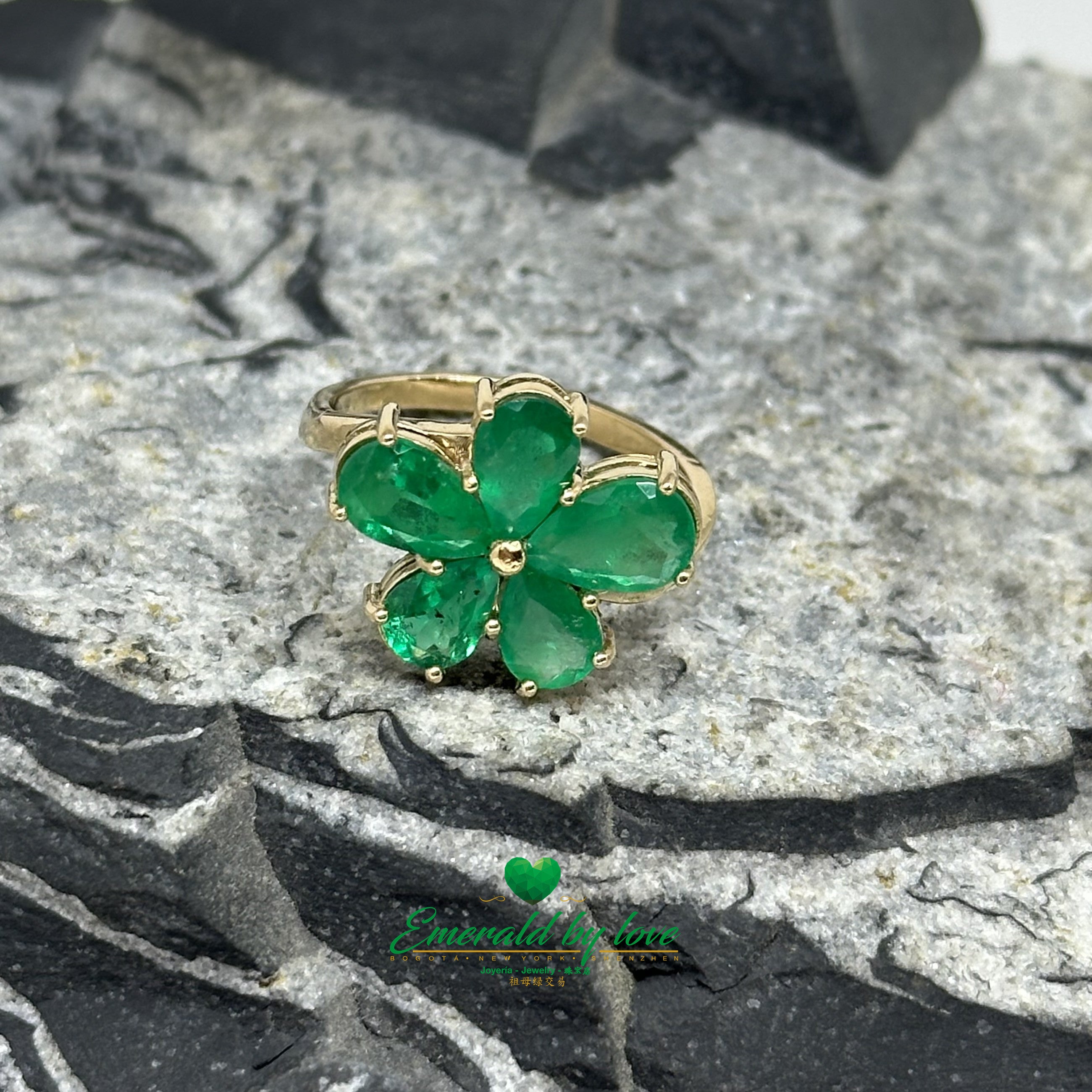 Floral Emerald Ring in 18K Yellow Gold with Pear-Shaped Petals
