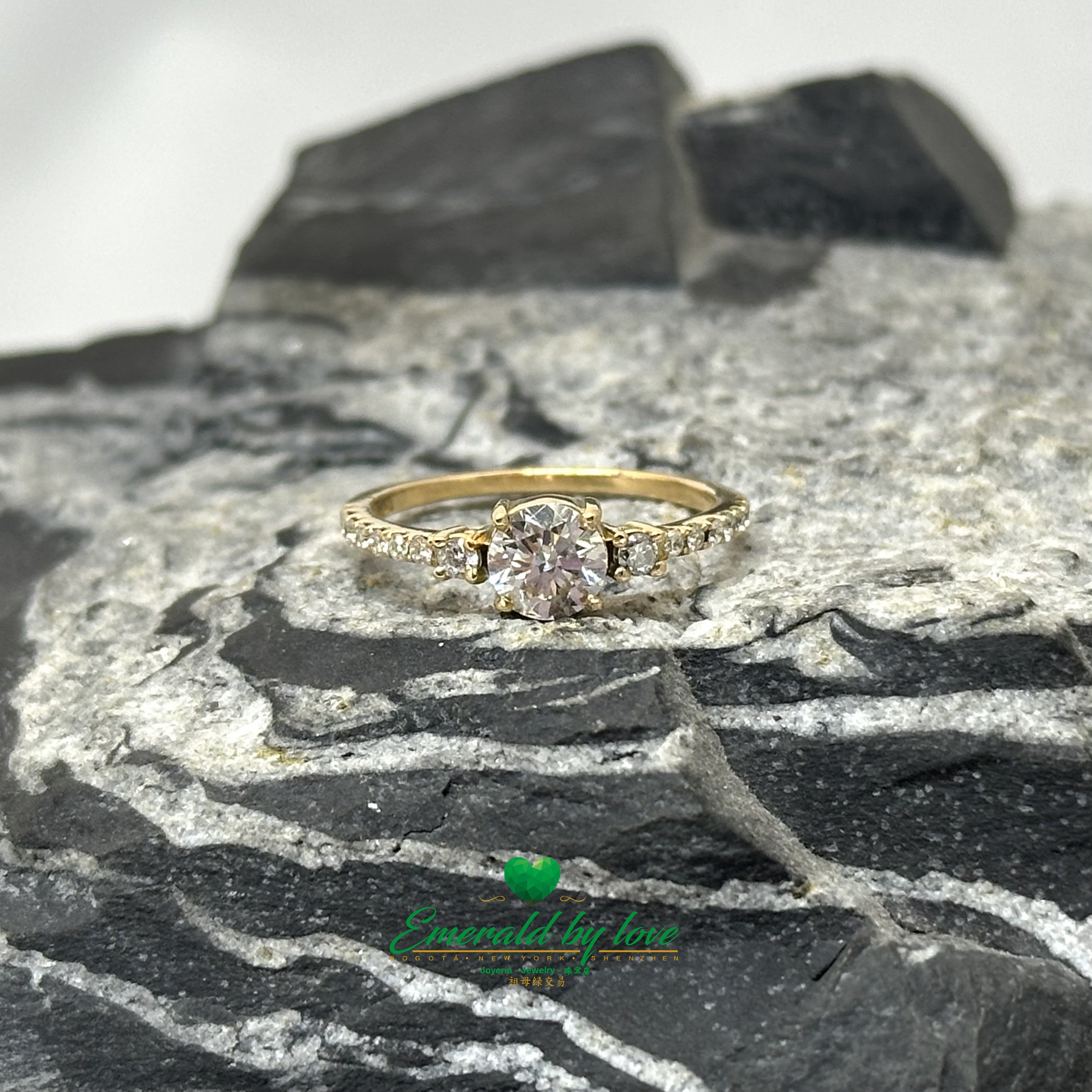 Brilliant Diamond Ring in 18K Yellow Gold | Central Stone with Side & Pavé Diamonds