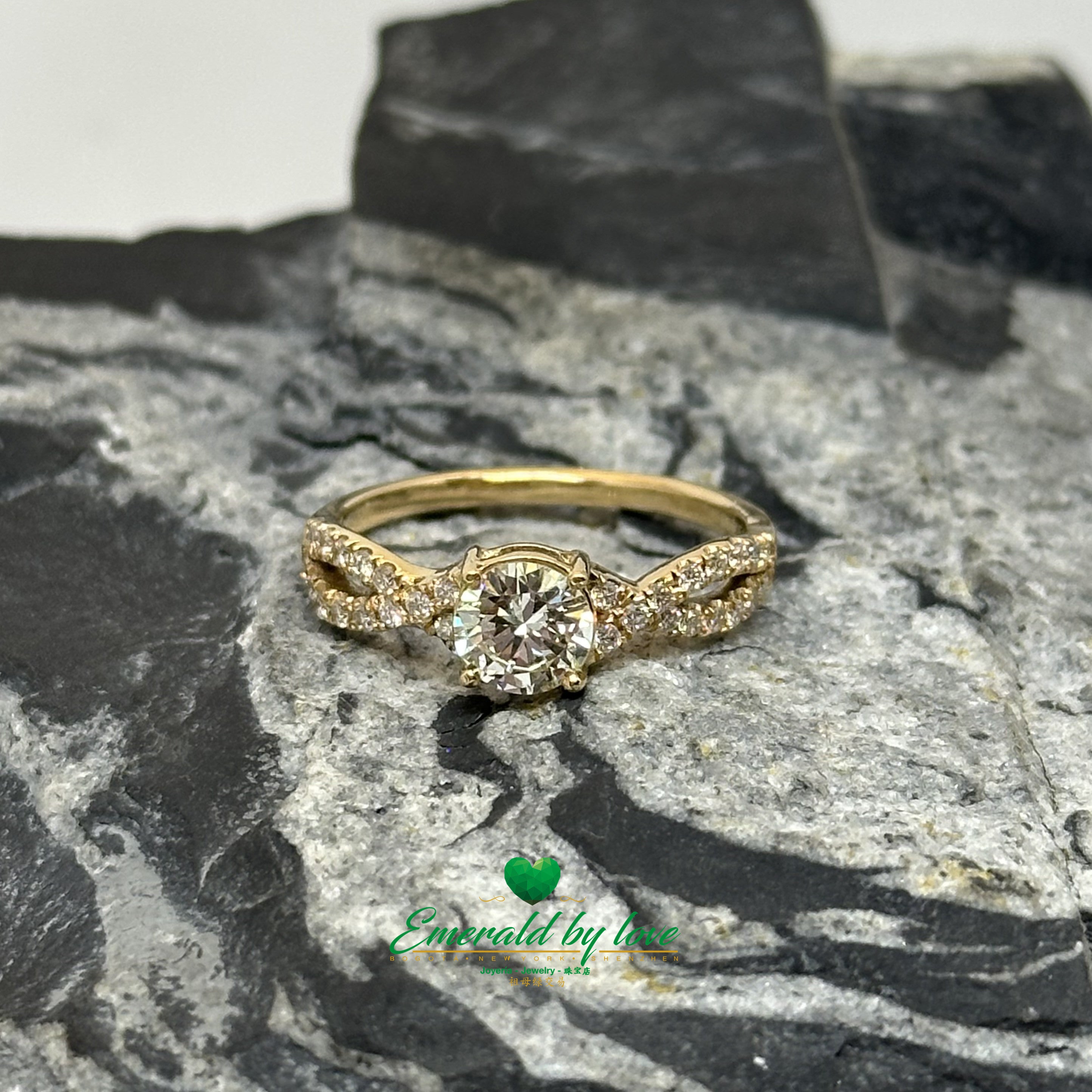 Modern Open Diamond Ring in 18K Gold with Central Stone