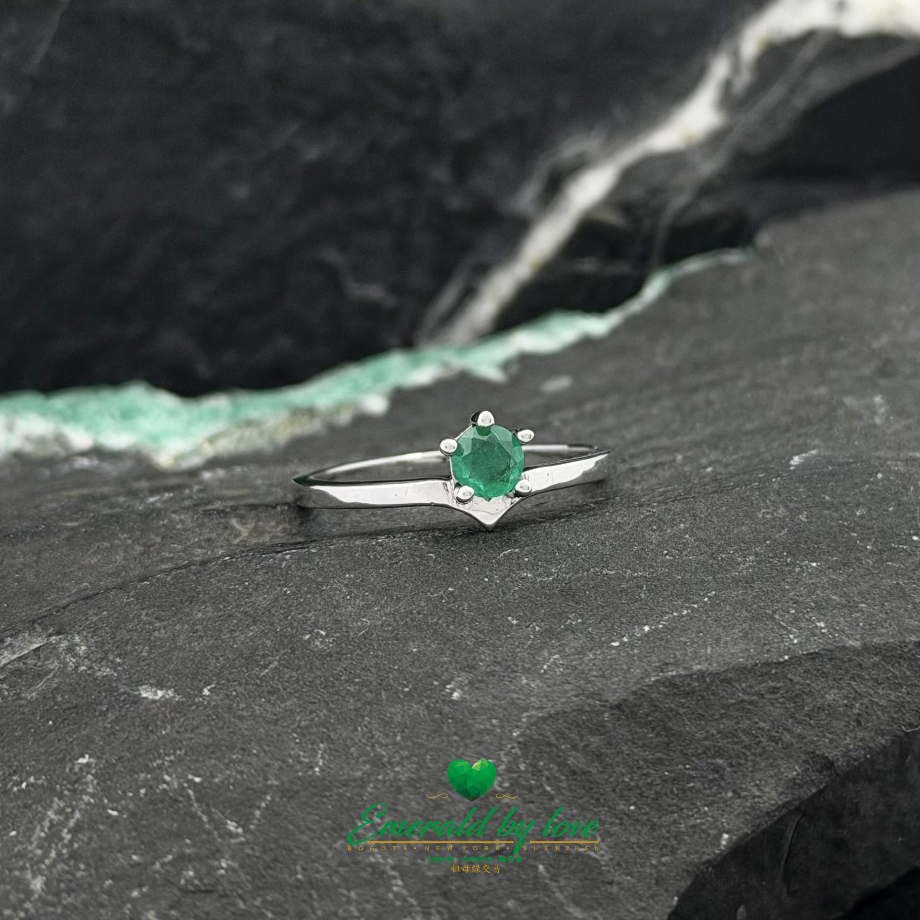 White Gold V Ring with Round Emerald