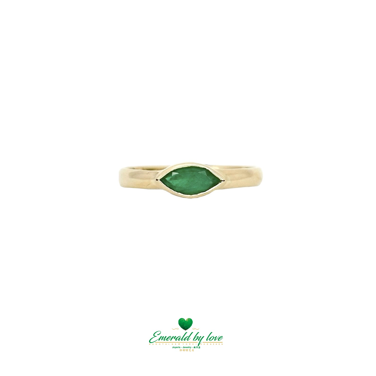 Elegante anillo solitario con esmeralda colombiana talla marquesa engastada en bisel 