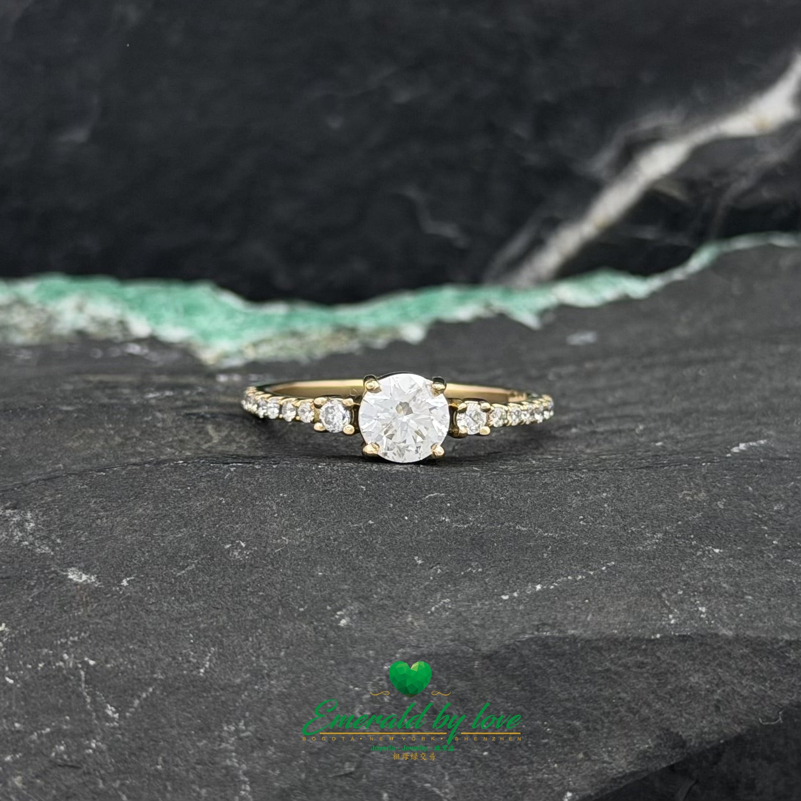Brilliant Diamond Ring in 18K Yellow Gold | Central Stone with Side & Pavé Diamonds
