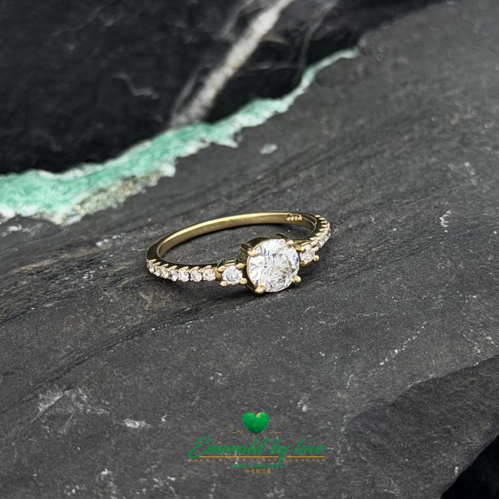 Brilliant Diamond Ring in 18K Yellow Gold | Central Stone with Side & Pavé Diamonds