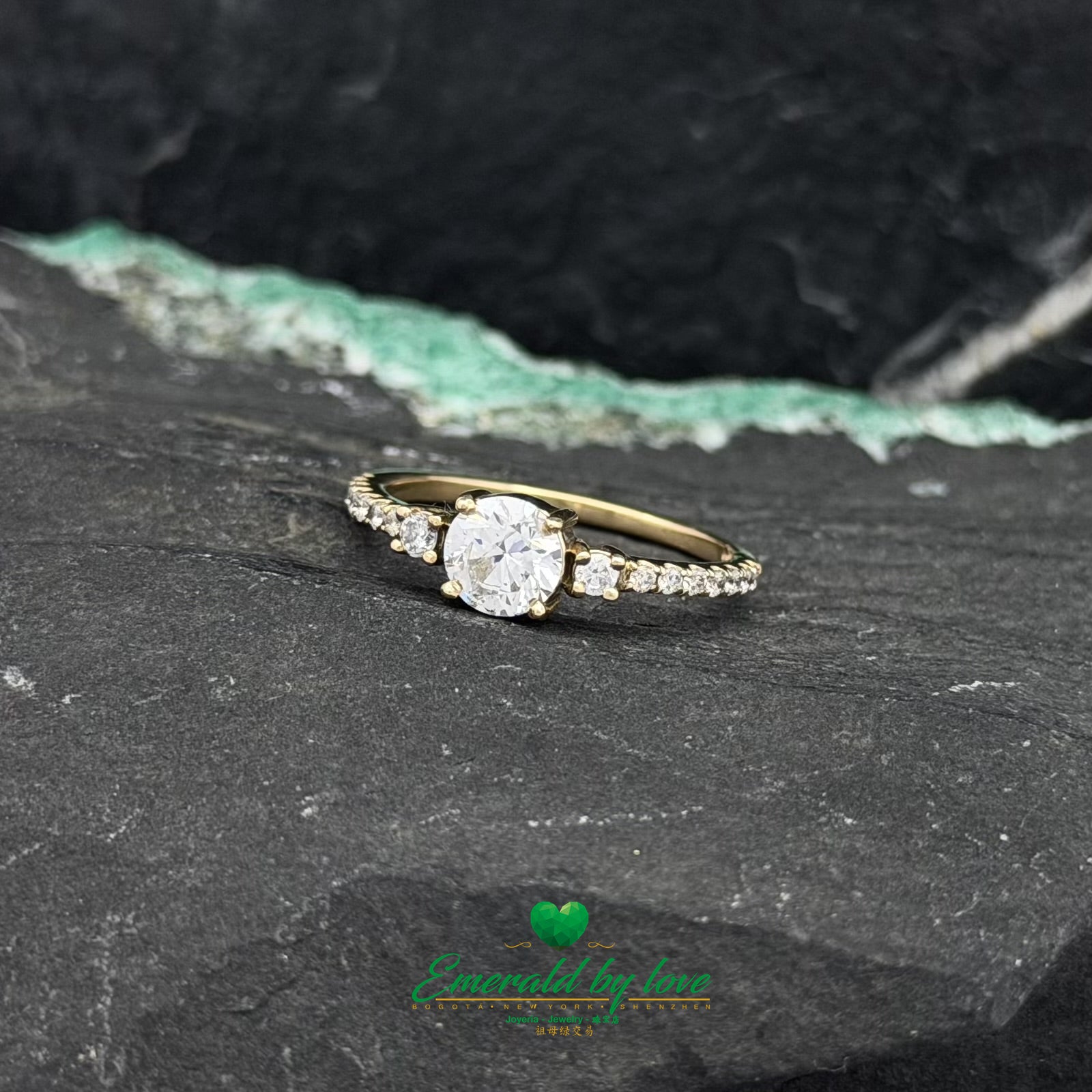Brilliant Diamond Ring in 18K Yellow Gold | Central Stone with Side & Pavé Diamonds