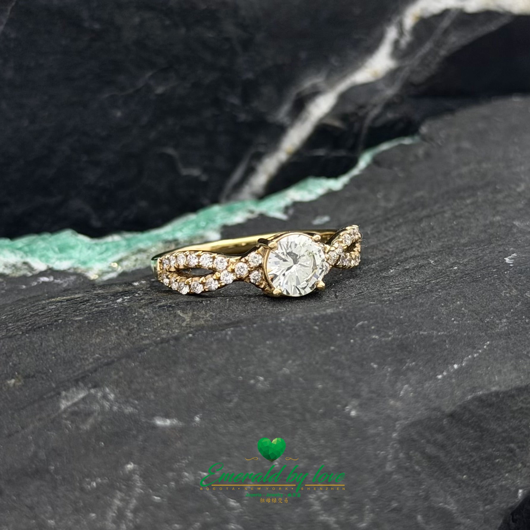 Modern Open Diamond Ring in 18K Gold with Central Stone