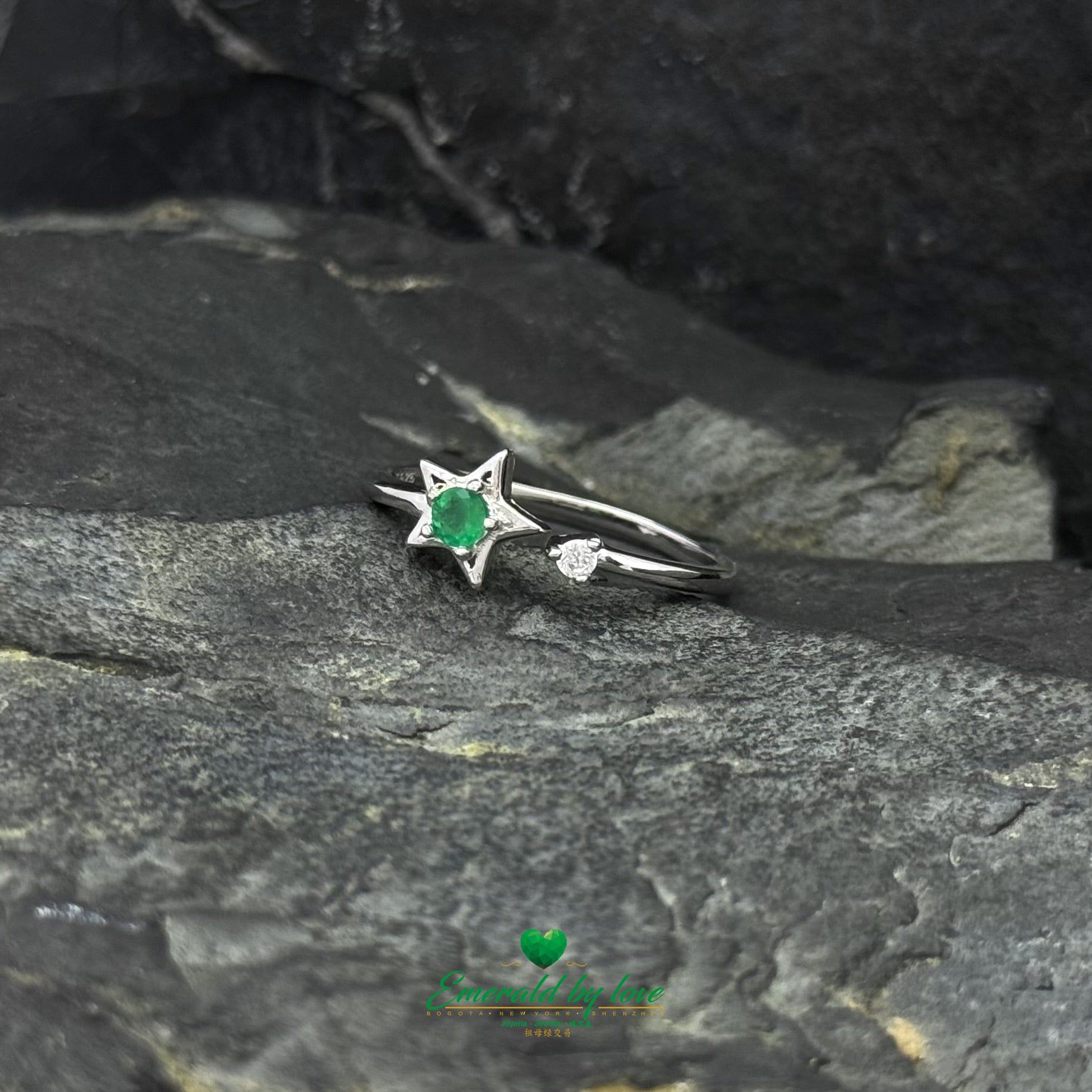 Minimalist 925 Sterling Silver Star Ring with Small Round Emerald