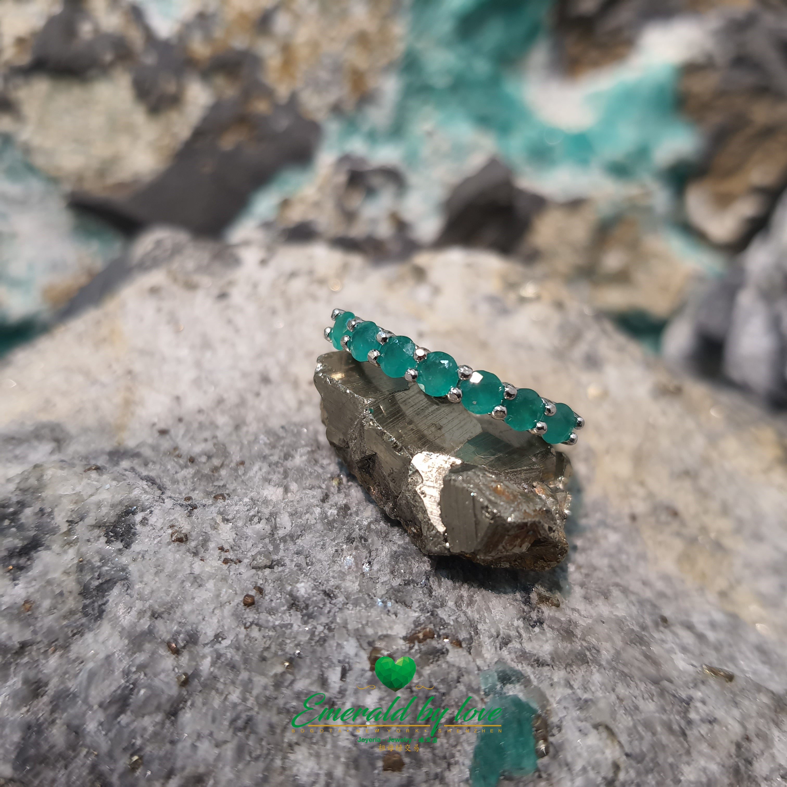 925 Sterling Silver Band Ring with Colombian Emeralds