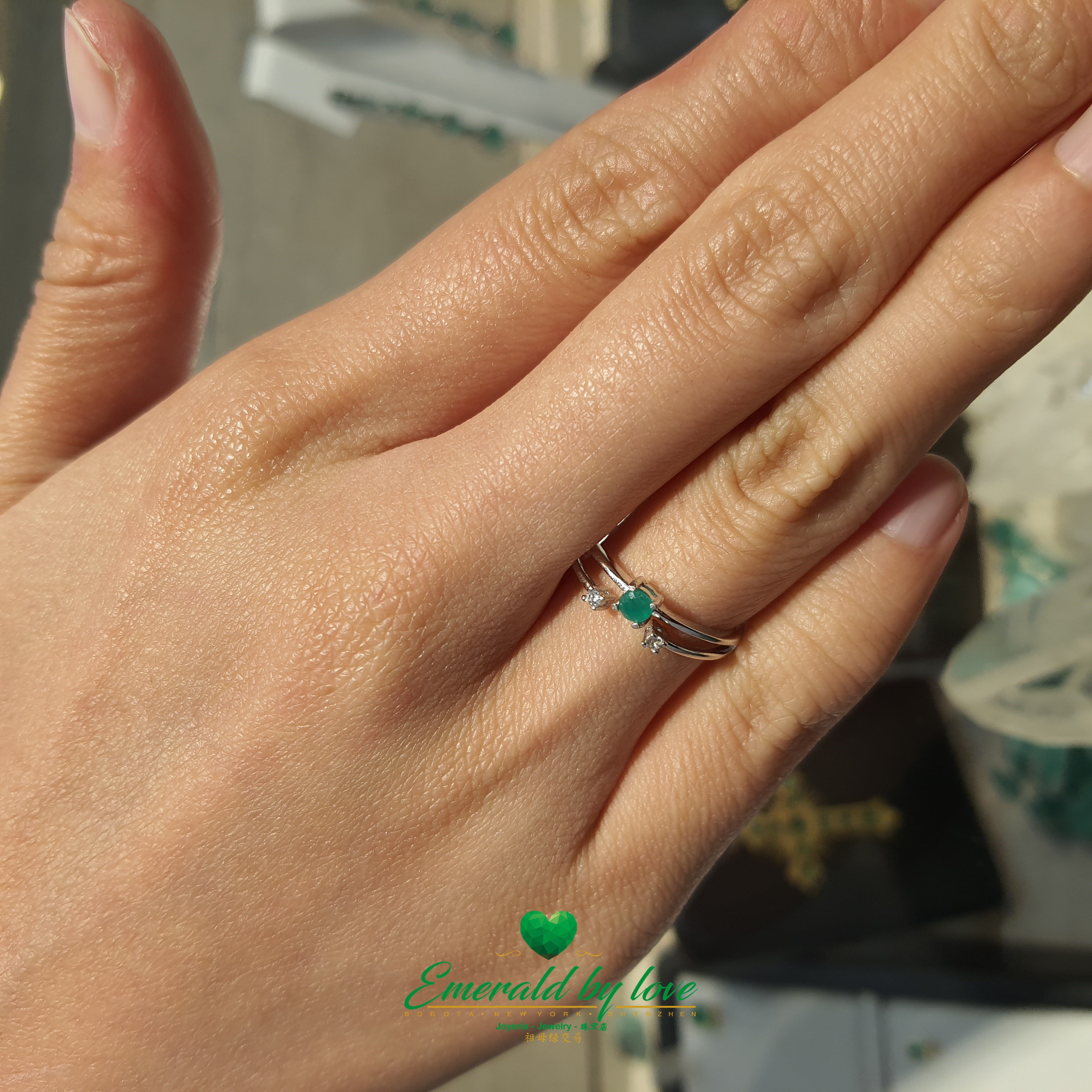 Double-Band Silver Ring with Semi-Closed Zirconia-Adorned Loop and Round Central Emerald