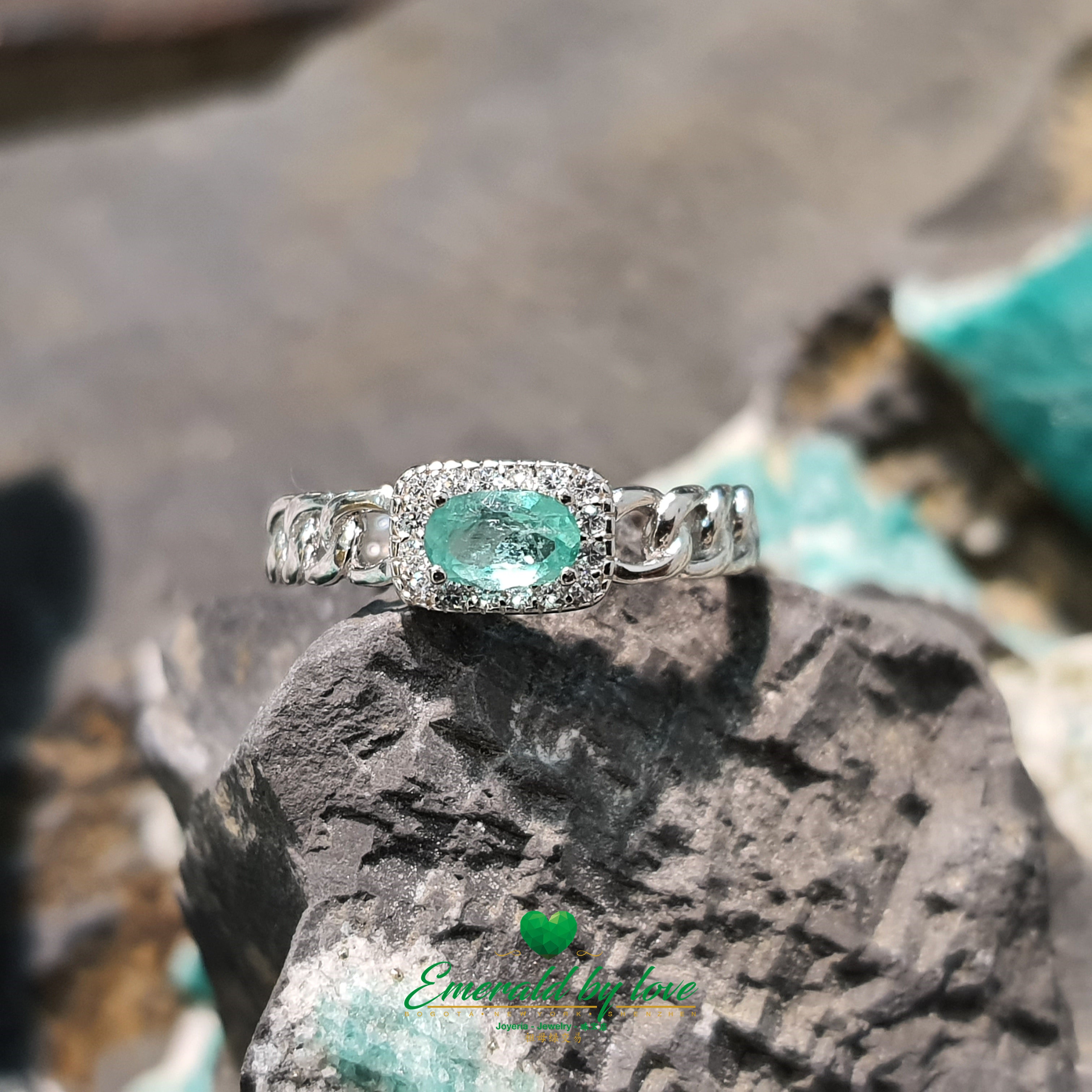Silver Chain Band Ring with Oval Crystal Emerald Centerpiece: Contemporary Sophistication