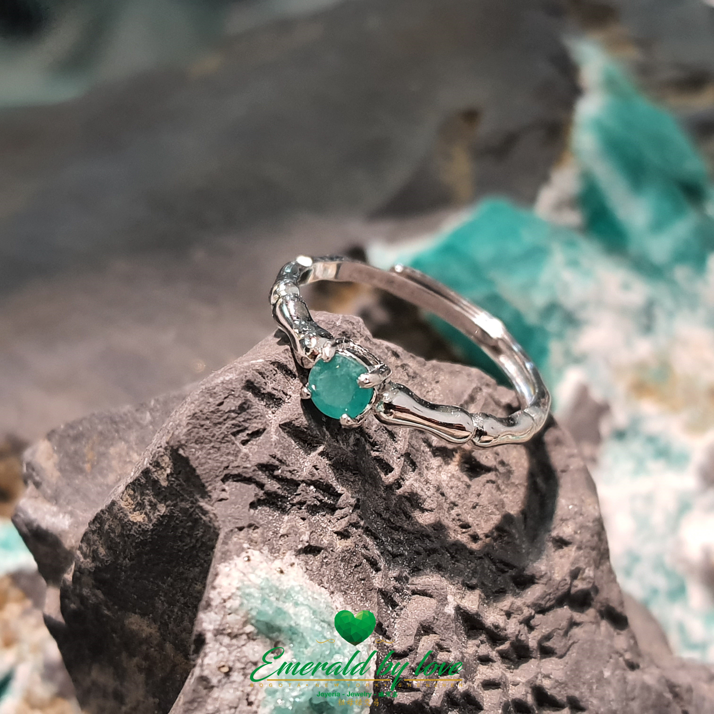 Round Emerald Solitaire Ring with Wavy Band: Timeless Elegance