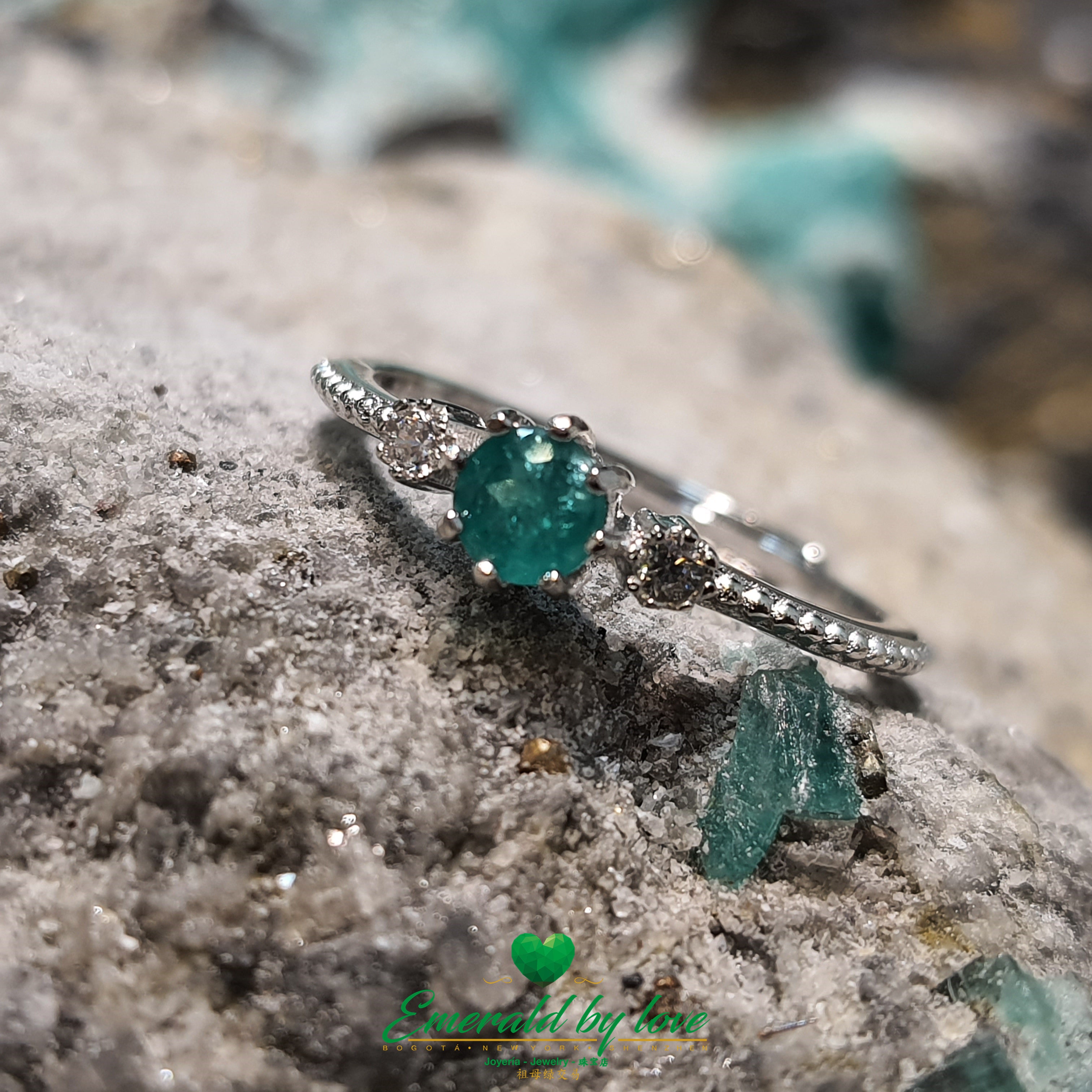 Delicate Textured Band Ring with Central Round Emerald and Side Zircon Accents: Sublime Sophistication