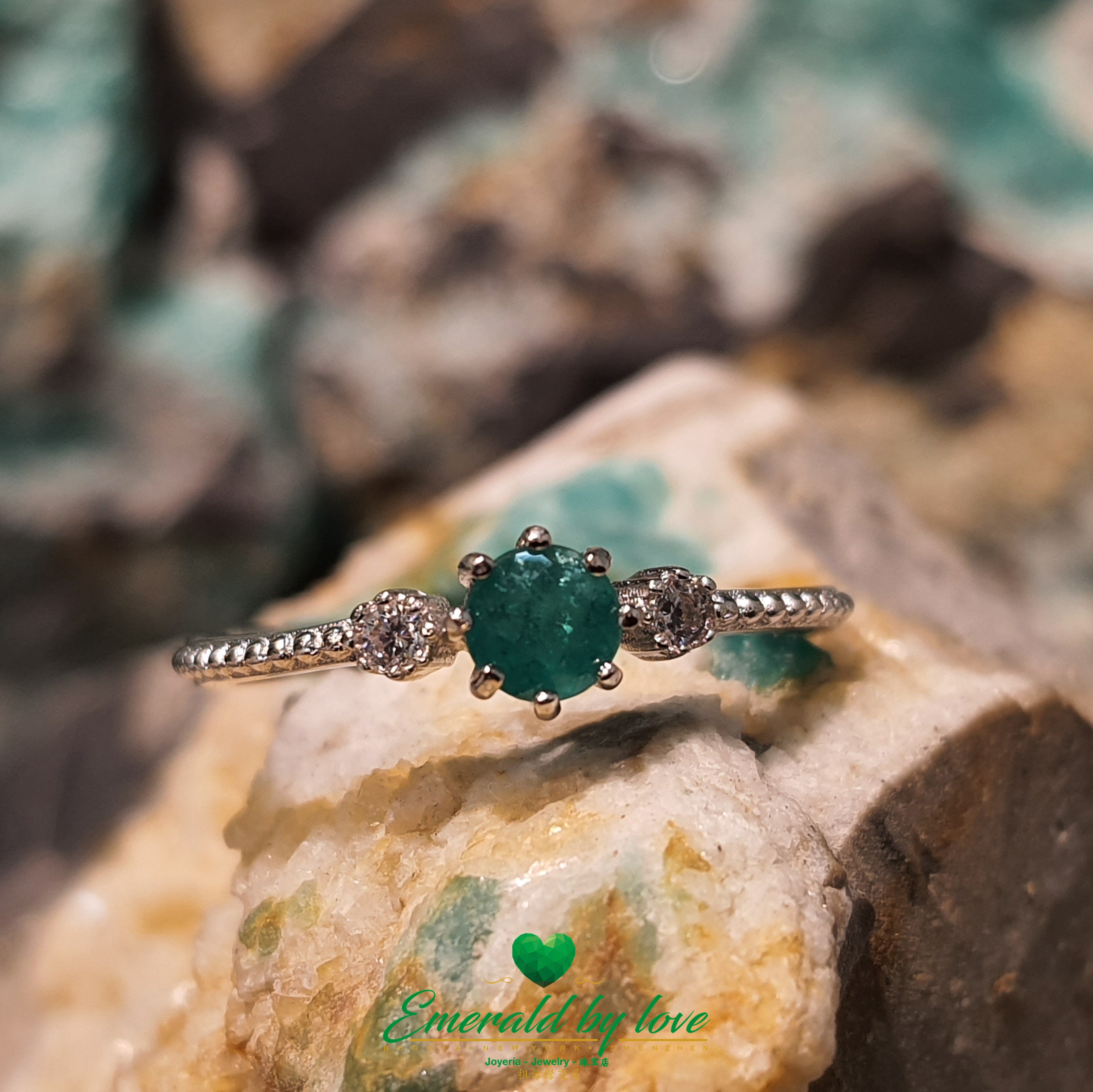 Delicate Textured Band Ring with Central Round Emerald and Side Zircon Accents: Sublime Sophistication
