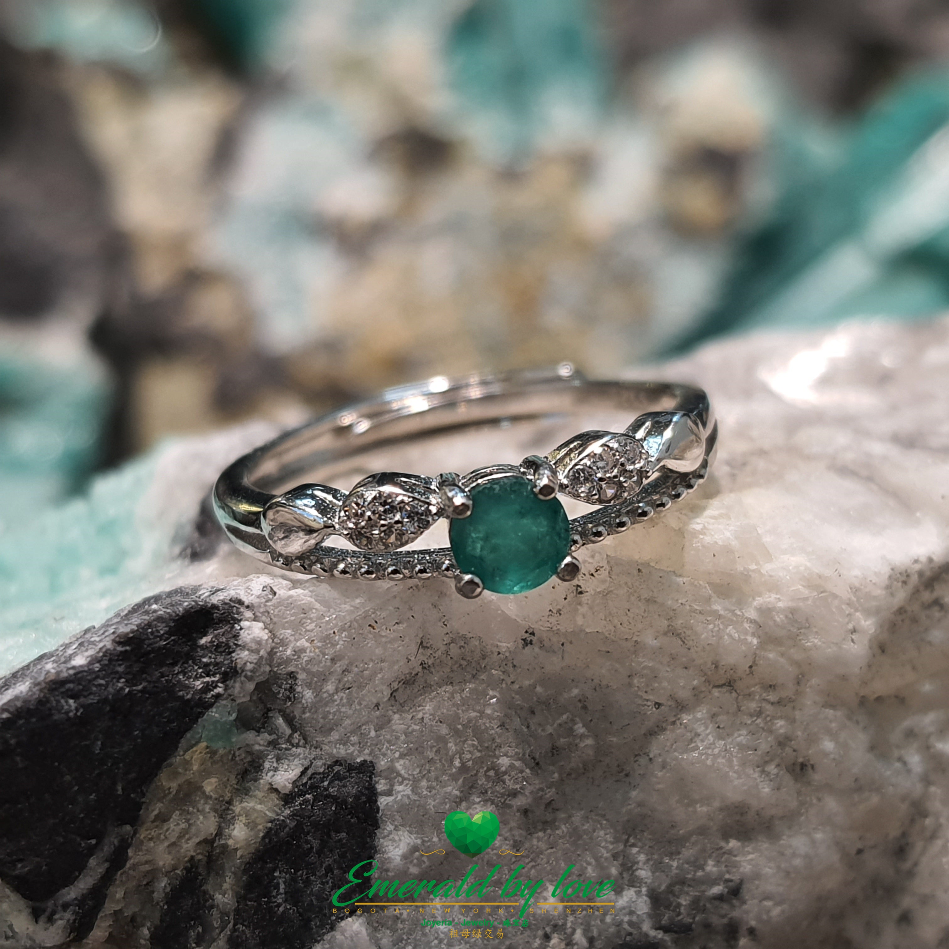 Double-Band Ring with Round Central Emerald and Bow Design in Zirconia
